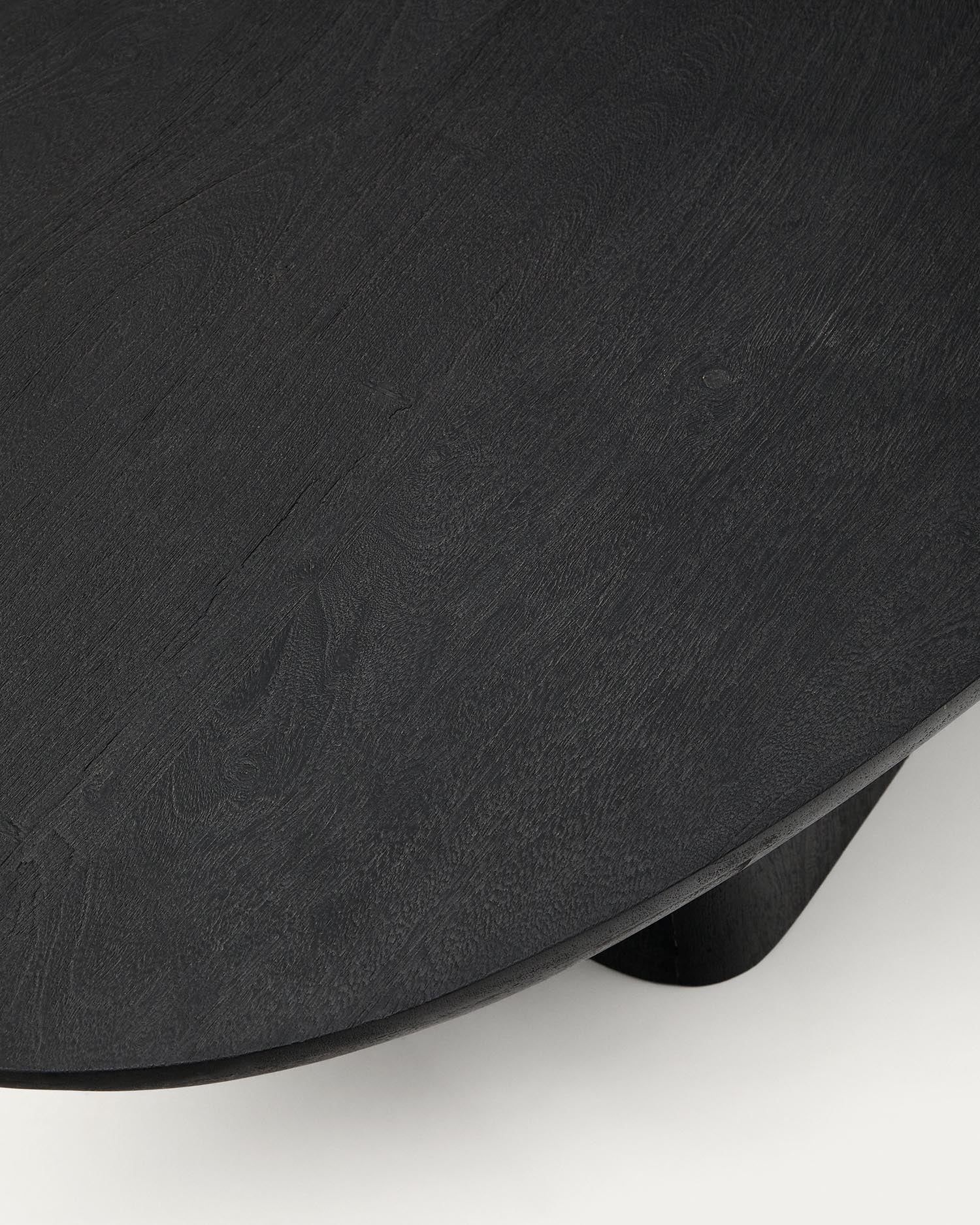 Entdecken Sie den Couchtisch Ovak aus massivem Akazienholz mit elegantem schwarzem Finish. FSC 100% zertifiziert, 140 x 70 cm, ideal für stilvolle Wohnräume.