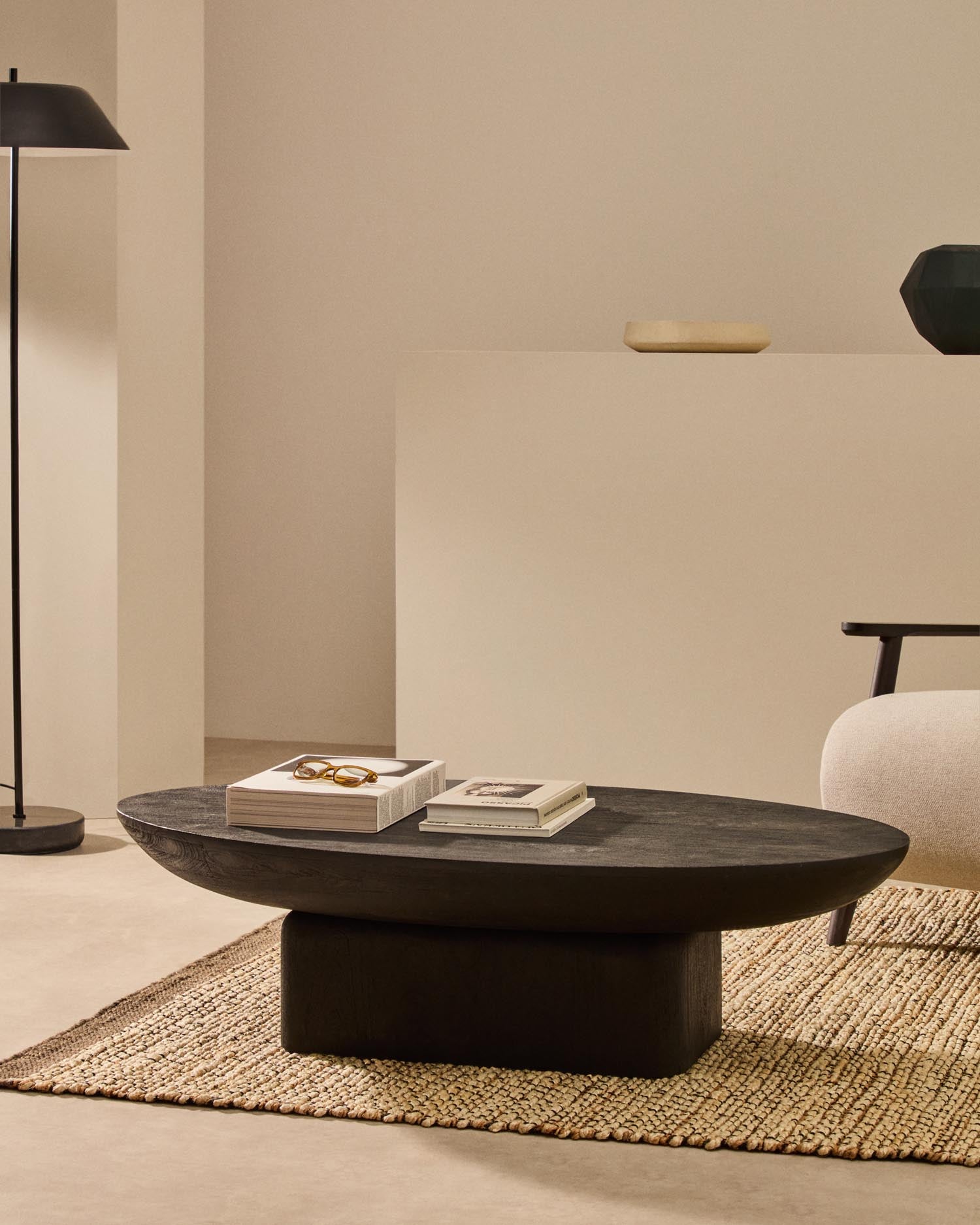 Entdecken Sie den eleganten Couchtisch Ovak aus massivem Akazienholz mit schwarzem Finish. FSC 100% zertifiziert, 140 x 70 cm, ideal für Ihr Wohnzimmer.