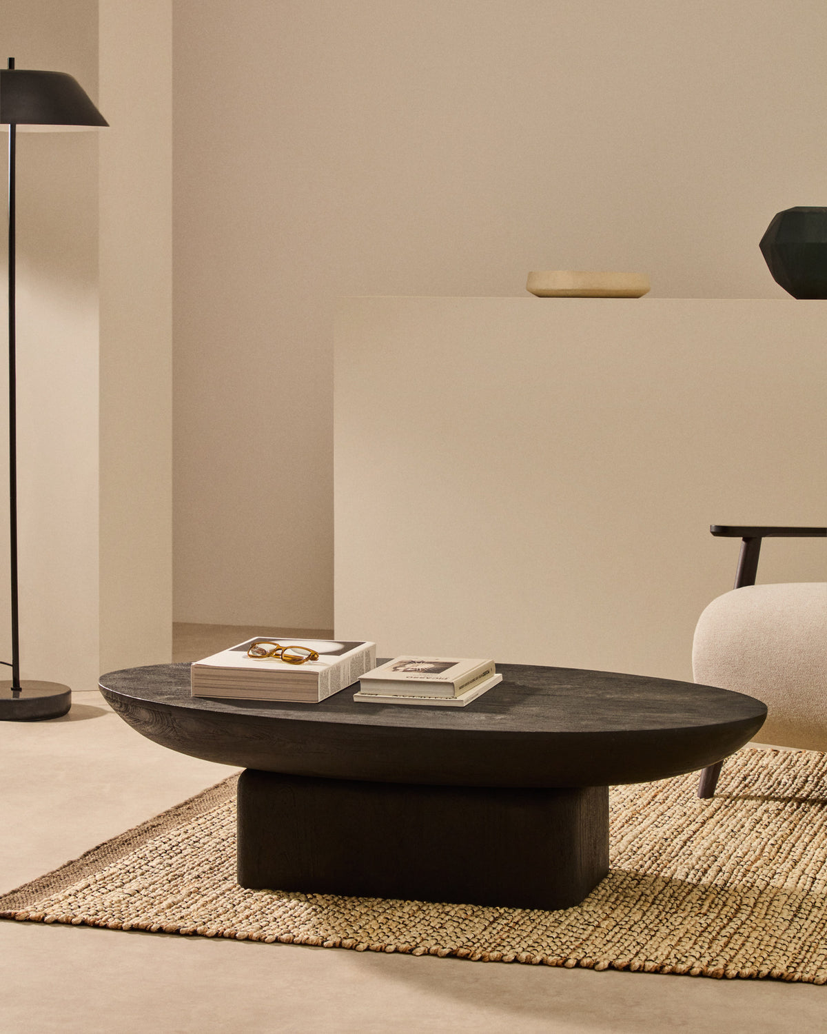 Couchtisch Ovak aus massivem Akazienholz mit schwarzem Finish, FSC 100%, 140 x 70 cm in Schwarz präsentiert im Onlineshop von KAQTU Design AG. Couchtisch ist von Kave Home