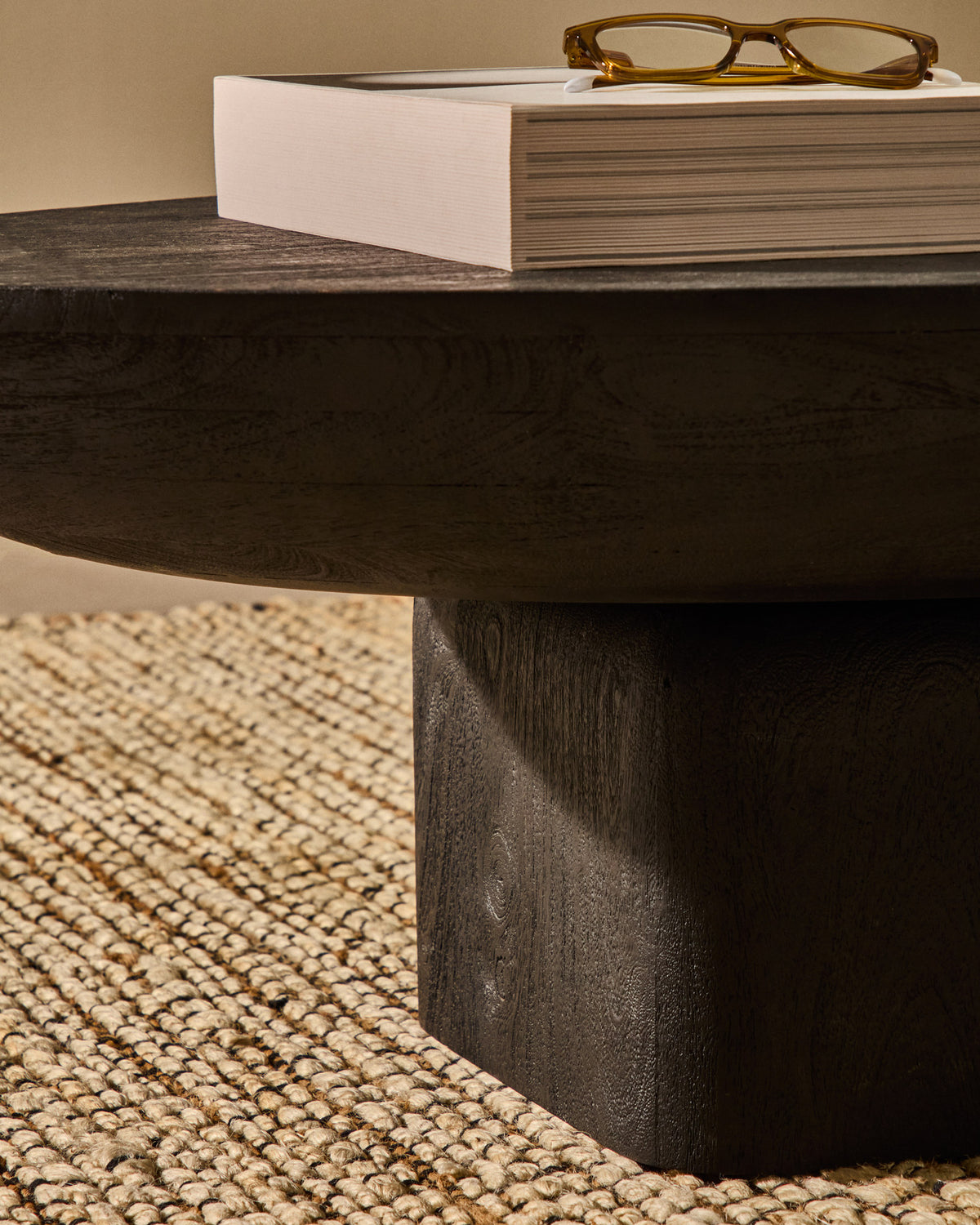 Couchtisch Ovak aus massivem Akazienholz mit schwarzem Finish, FSC 100%, 140 x 70 cm in Schwarz präsentiert im Onlineshop von KAQTU Design AG. Couchtisch ist von Kave Home