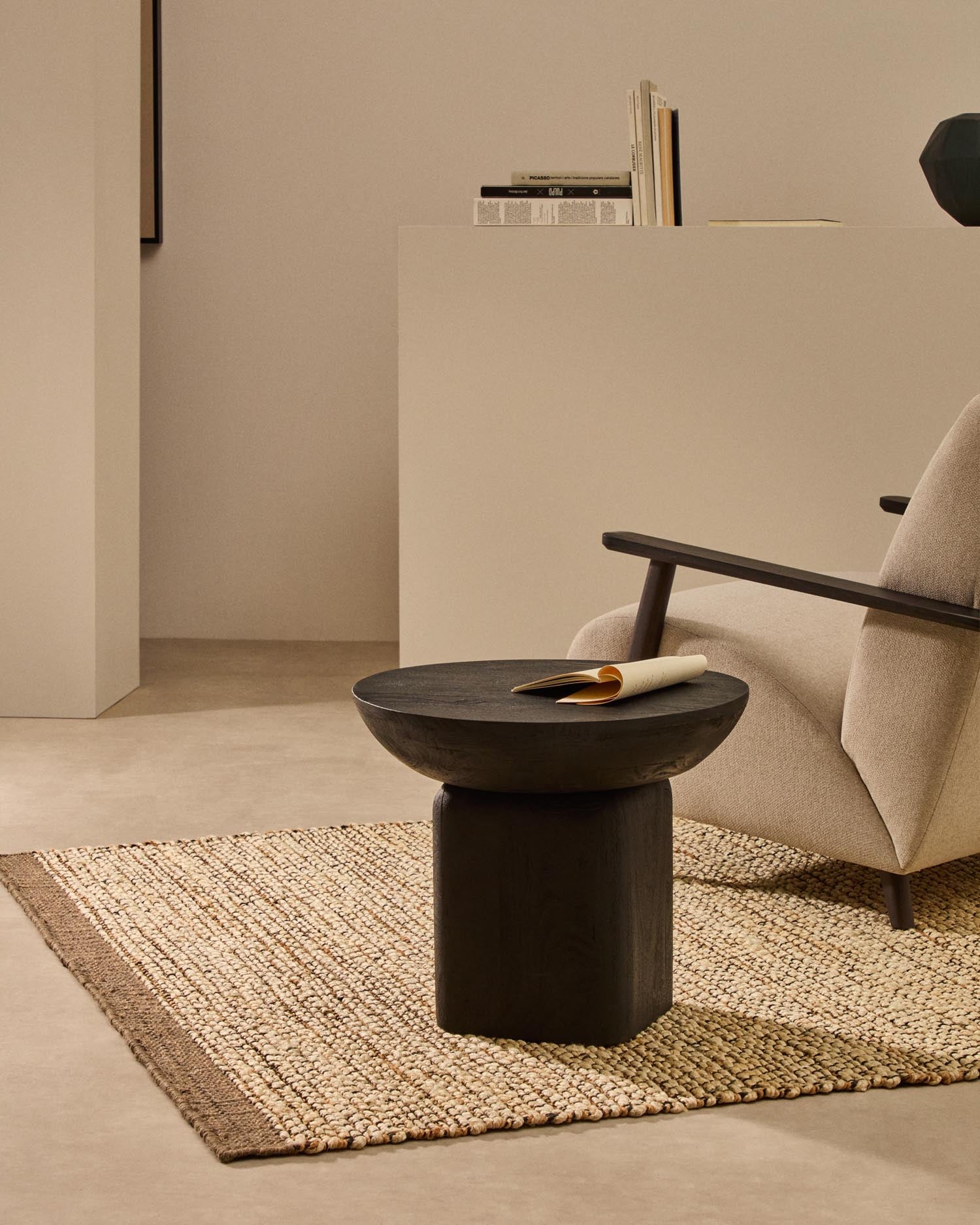 Stilvoller Beistelltisch Ovak aus massivem Akazienholz mit elegantem schwarzem Finish, Ø50 cm – perfekt für jedes Zuhause und nachhaltige Einrichtung.
