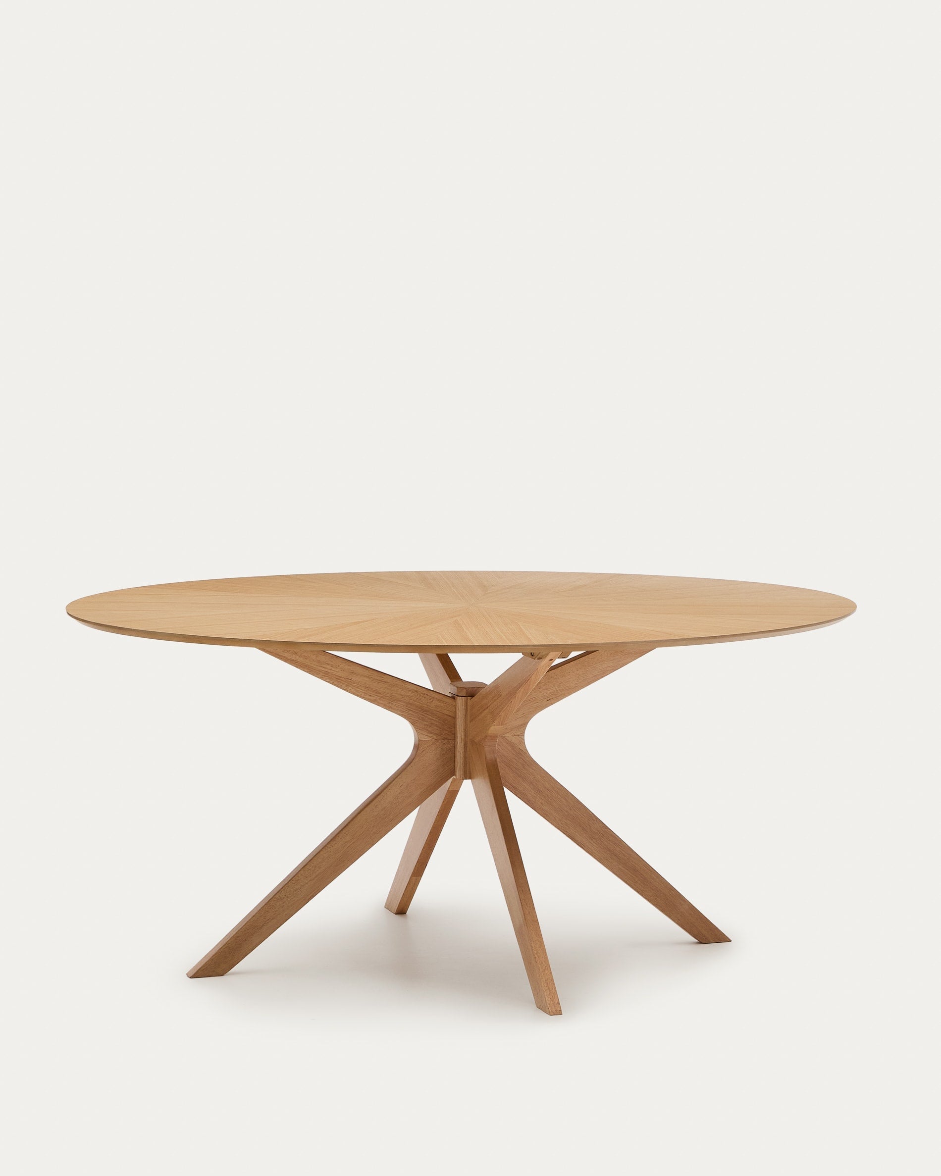 Moderner Naanim Tisch aus Eichenfurnier, 180 x 110 cm, von Kave Home. Ideal für zeitgemäße Esszimmer und stilvolle Wohnbereiche.