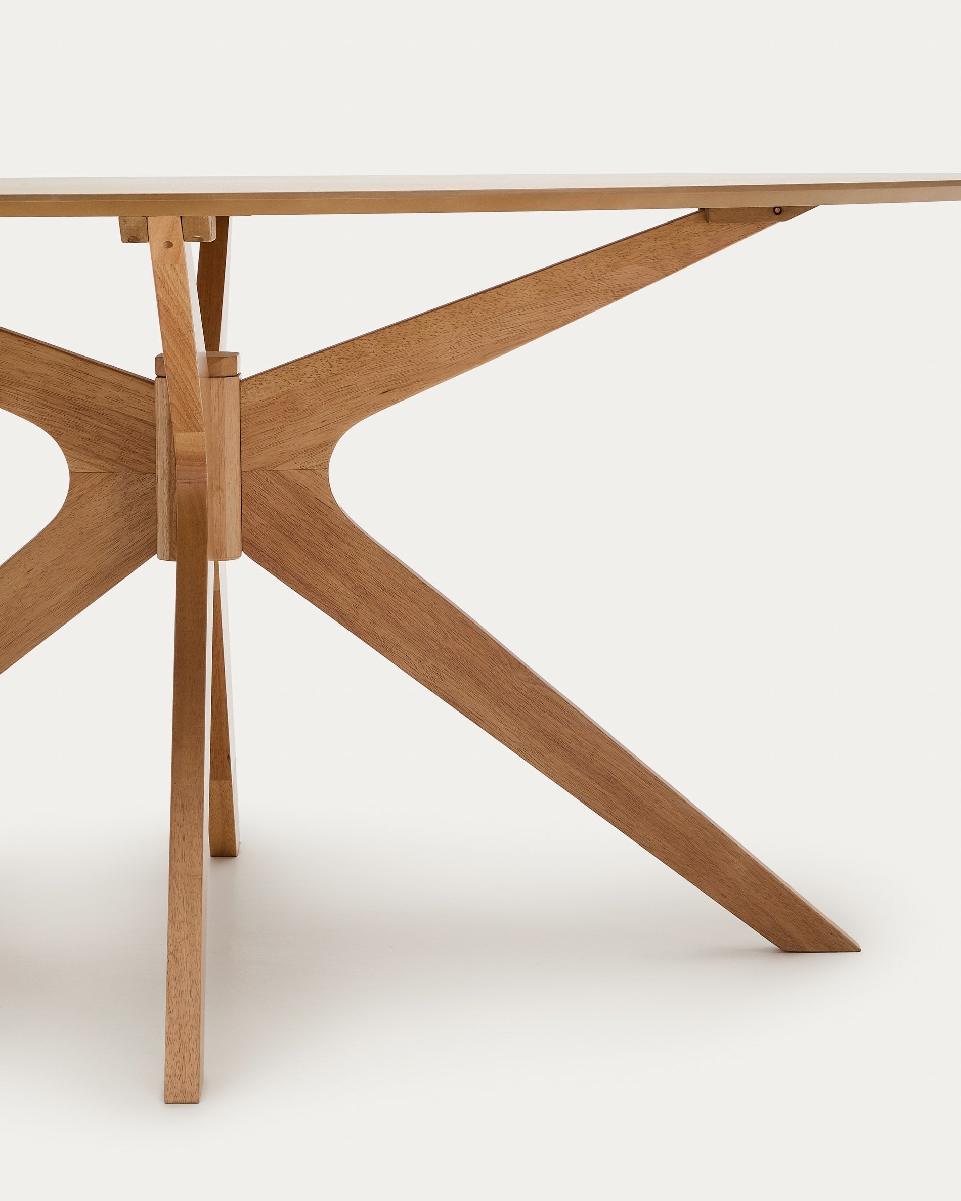 Eleganter Naanim Tisch aus Eichenfurnier, 180 x 110 cm, von Kave Home. Perfekt für moderne Esszimmer und stilvolle Wohnräume.