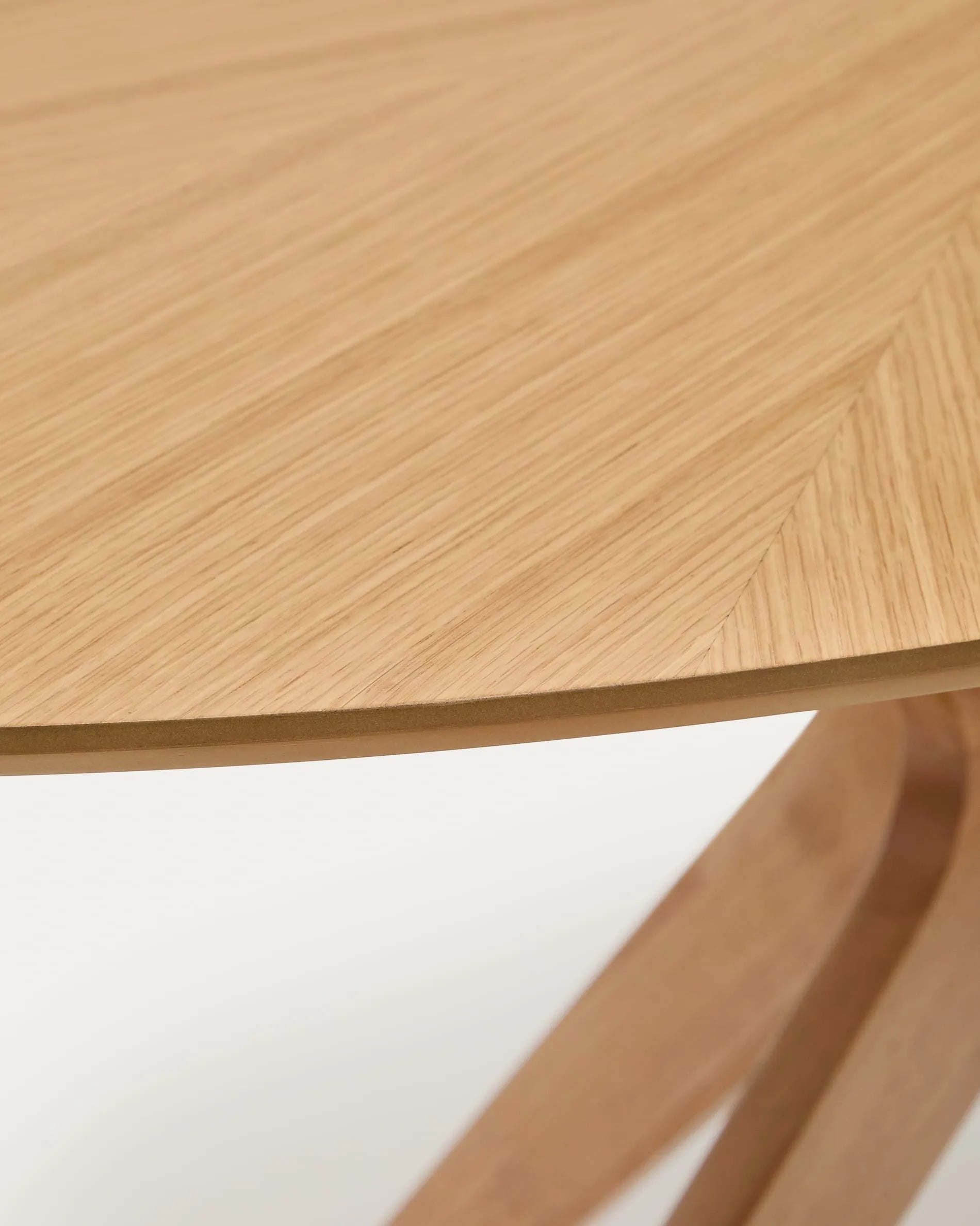 Eleganter Naanim Tisch aus Eichenfurnier, 180 x 110 cm, von Kave Home. Perfekt für moderne Esszimmer und stilvolle Wohnbereiche.