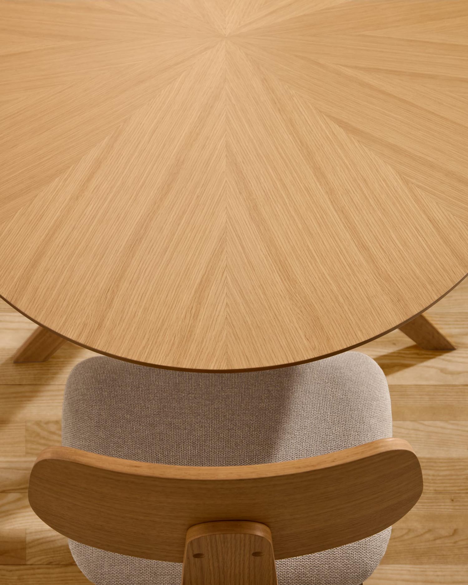 Eleganter Naanim Tisch: Eichenfurnier mit einzigartiger Maserung, stabile Gummibaumholzbeine, ideal für stilvolle Esszimmer.