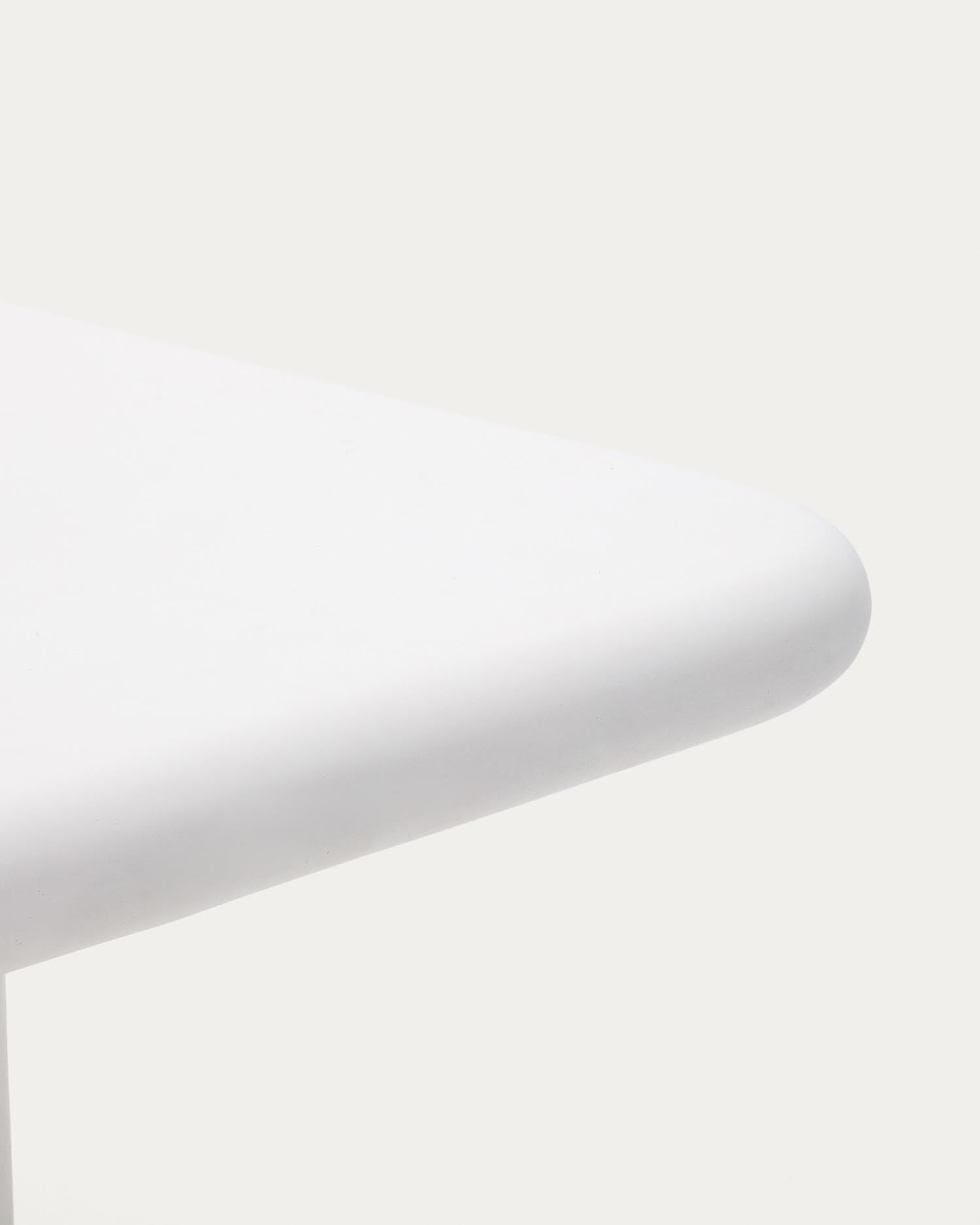 Erleben Sie den einzigartigen Tisch Addaia von Kave Home (135 x 135 cm) aus hochwertigem, weißem GFB-Beton – perfekt für jeden Raum und wetterfest.