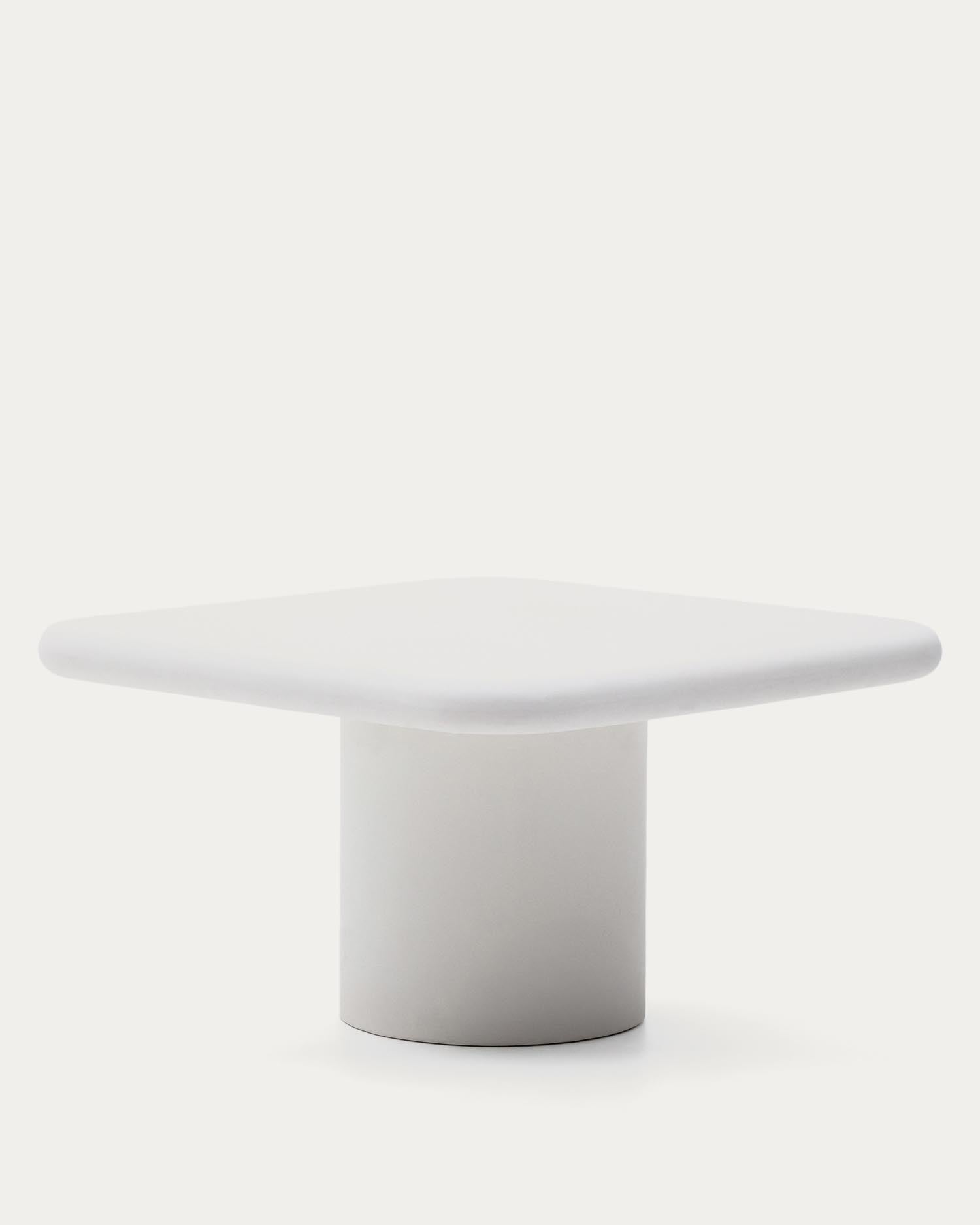 Erleben Sie den einzigartigen Tisch Addaia von Kave Home (135 x 135 cm) aus hochwertigem, weißem GFB-Beton – perfekt für jeden Raum und wetterfest.