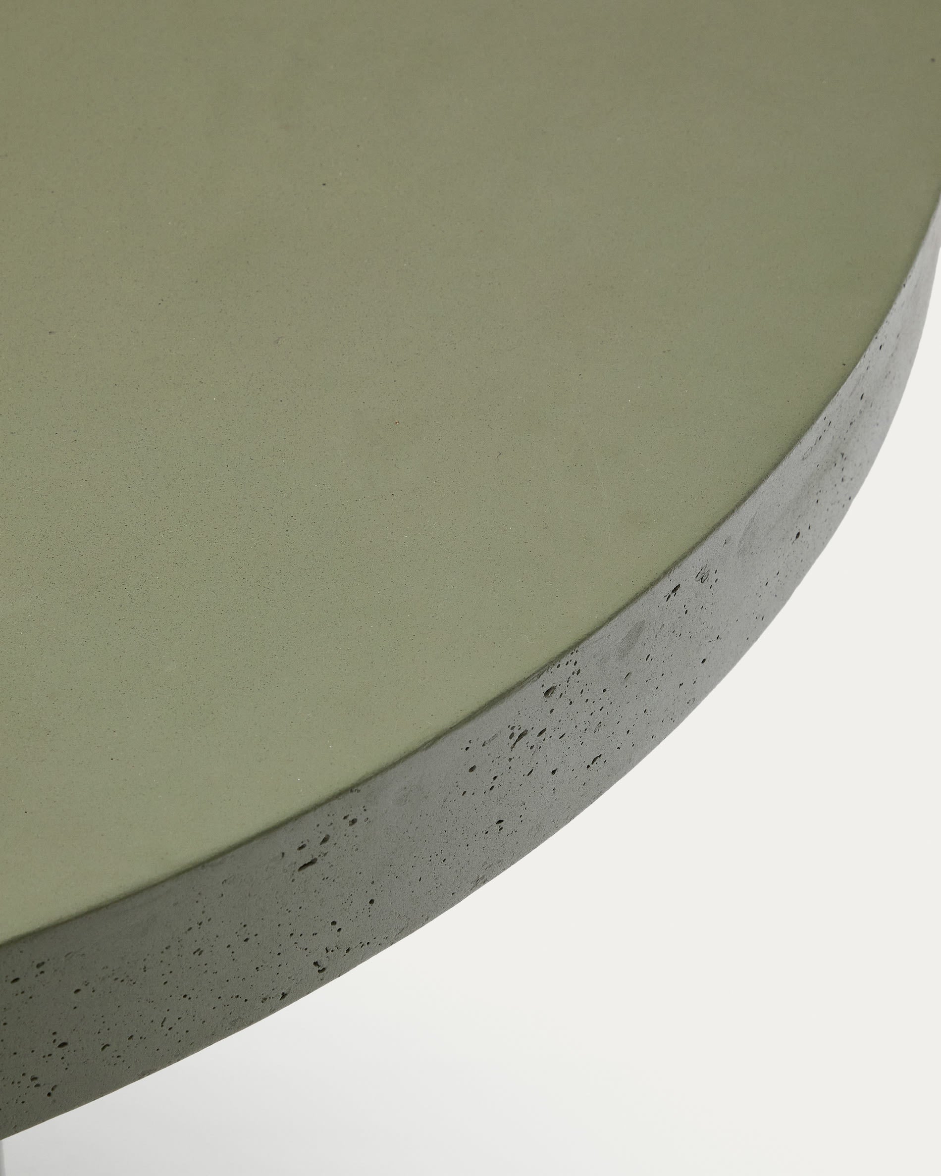 Eleganter runder Tisch aus grünem Zement, Ø 120 cm, perfekt für moderne Wohnräume und Gärten, von Kave Home.