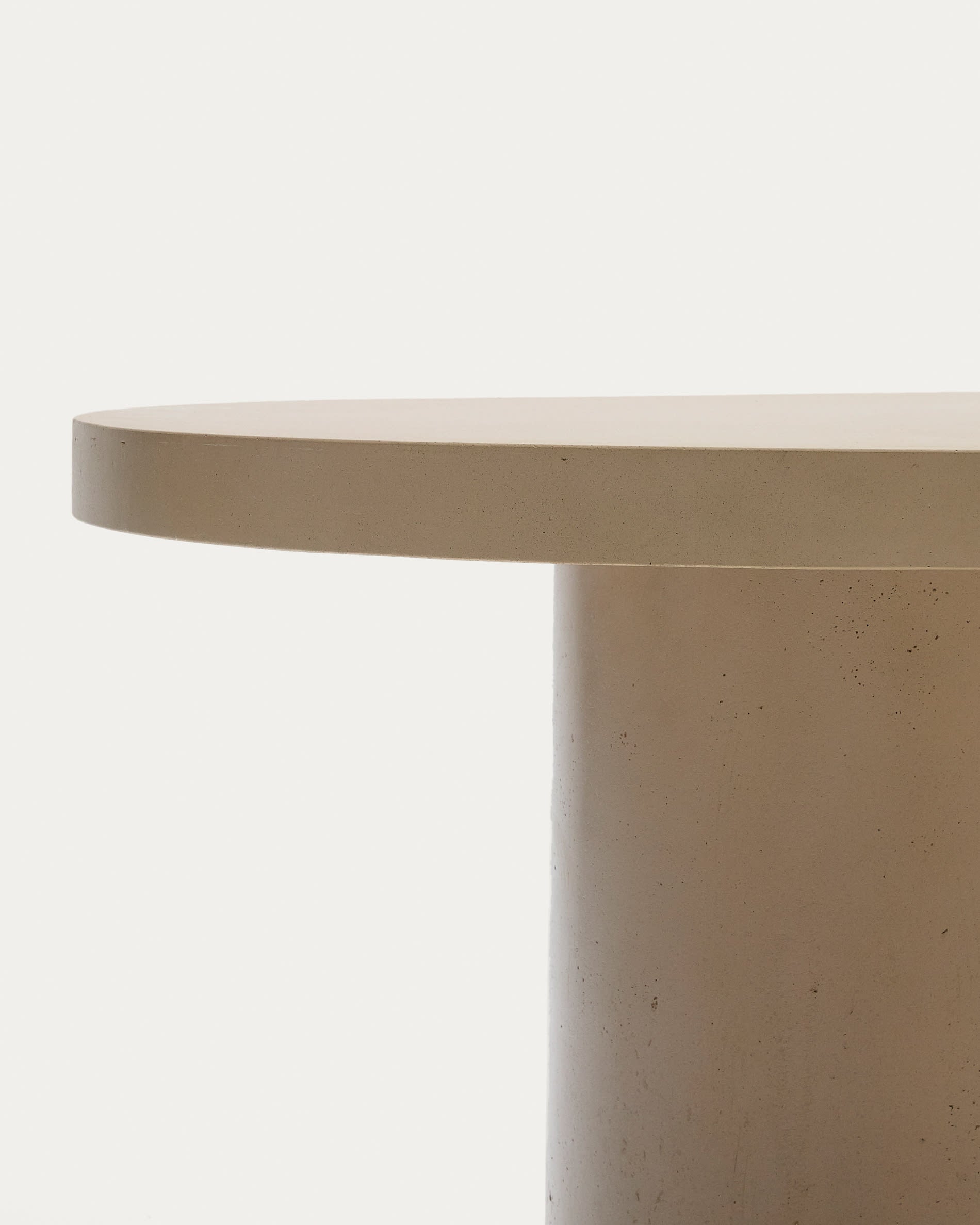 Eleganter runder Tisch aus beigem Zement, Ø 120 cm, perfekt für moderne Wohnräume und Außenbereiche, von Kave Home.