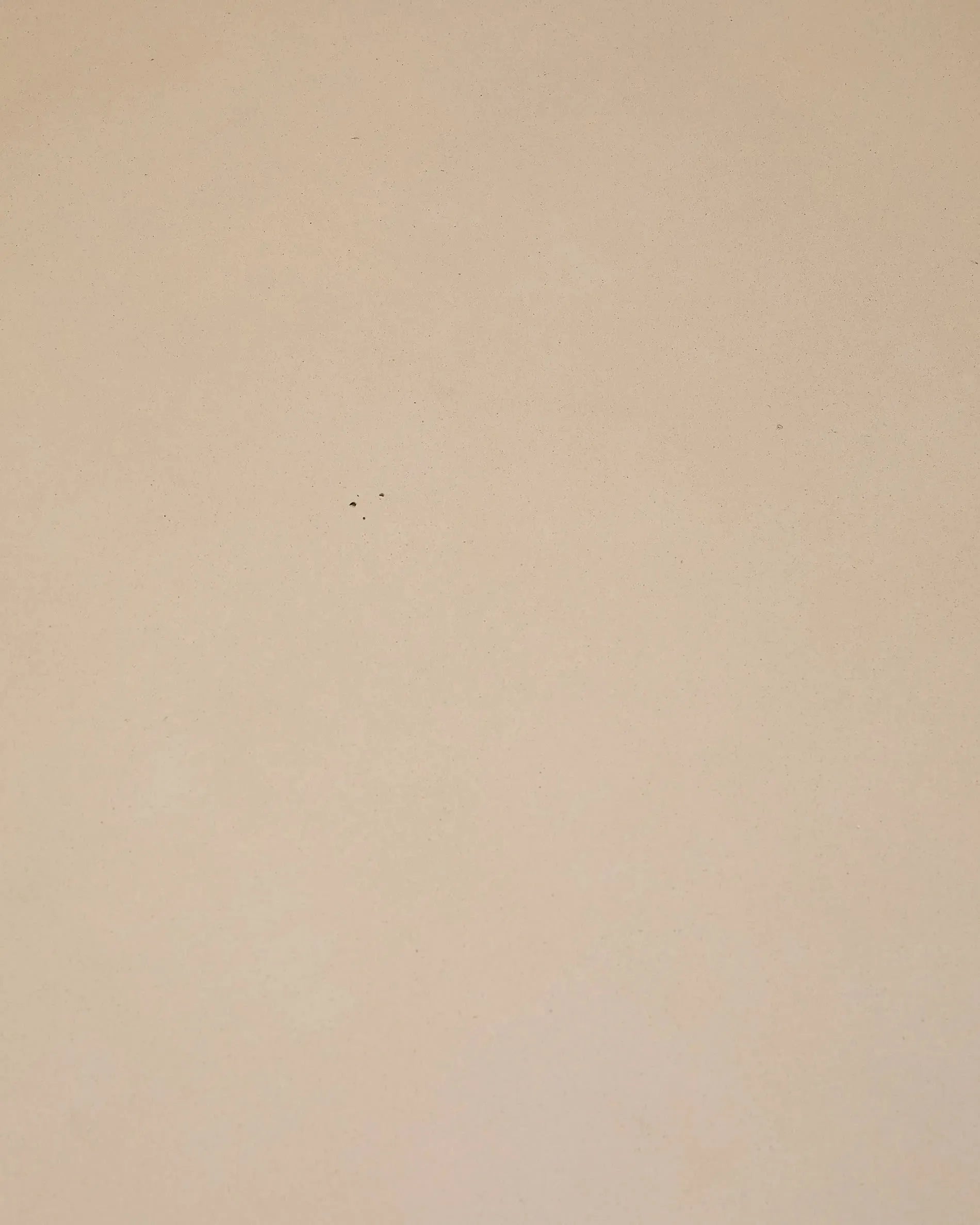 Moderner runder Tisch aus beigem Zement, Ø 120 cm, ideal für stilvolle Innen- und Außenbereiche, von Kave Home.