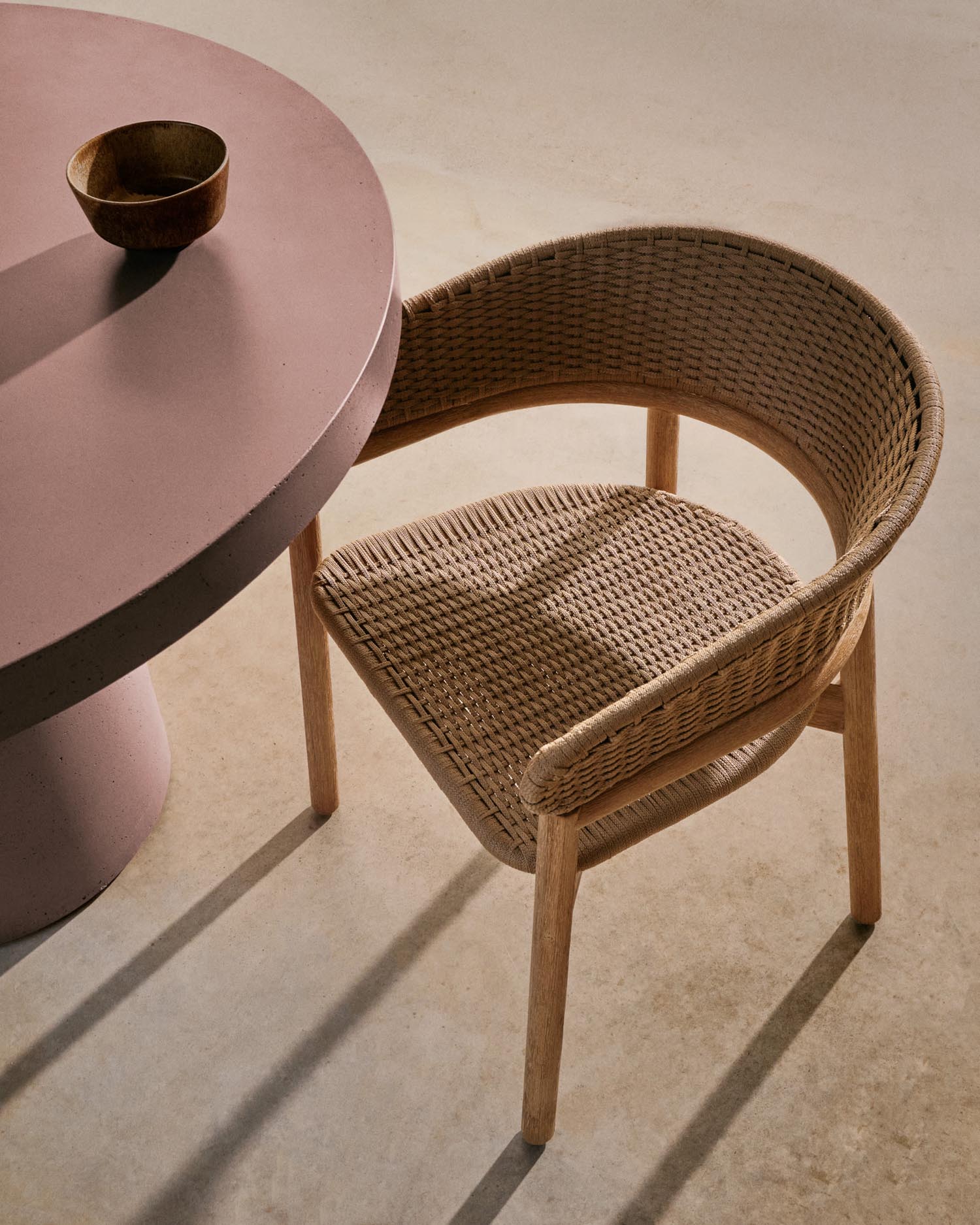 Runder Zementtisch Aiguablava in Terrakotta-Optik, Ø 120 cm, von Kave Home. Stilvoll und robust für Innen- und Außenbereiche.