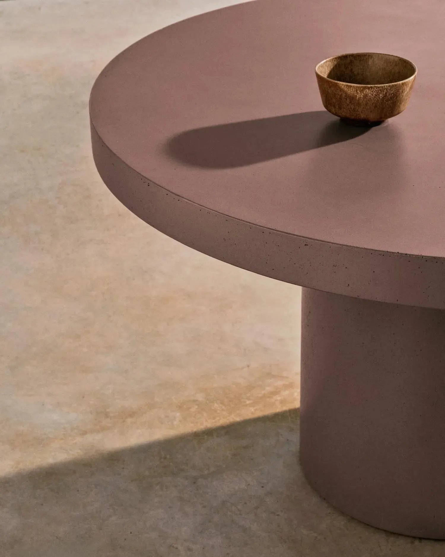 Runder Tisch Aiguablava aus Zement in Terrakotta-Design, Ø 120 cm, von Kave Home. Perfekt für stilvolle Innen- und Außenräume.