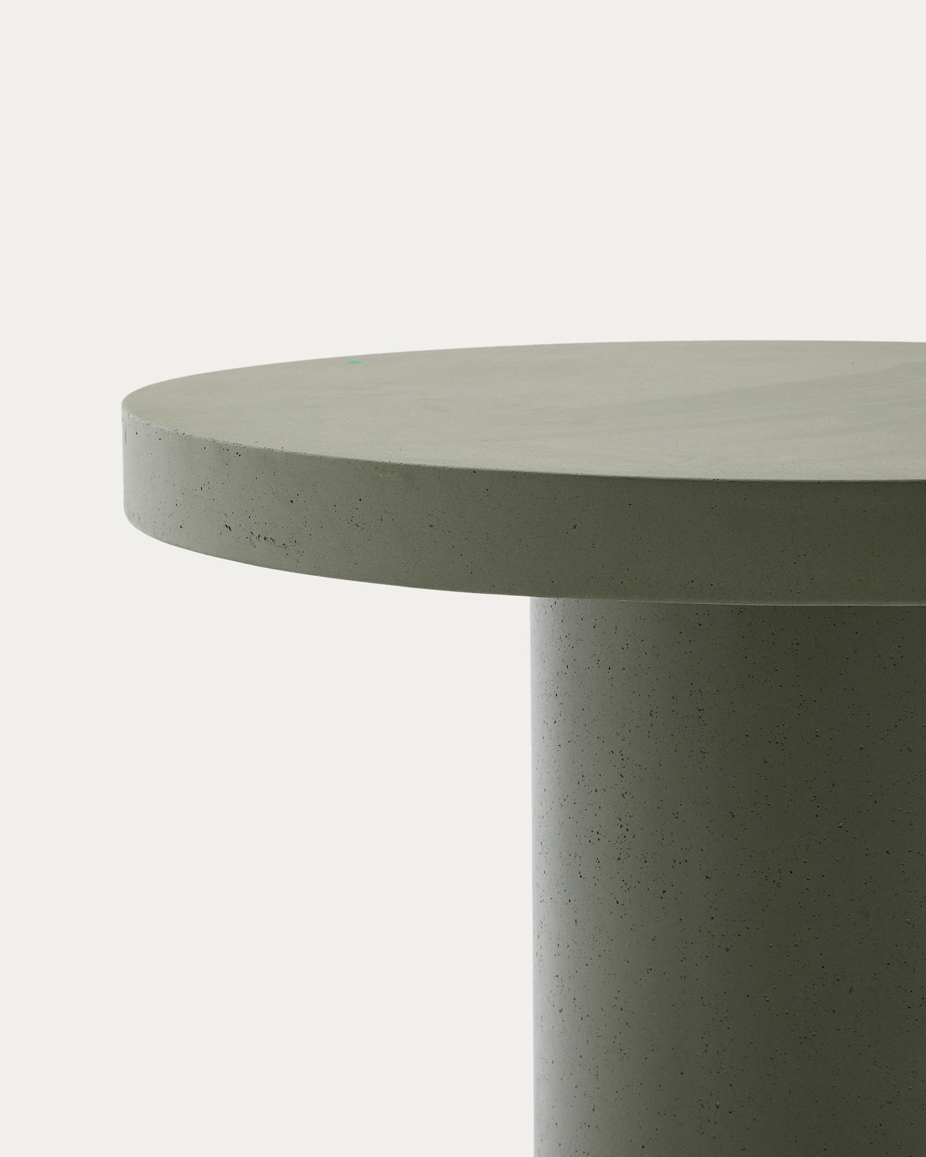Moderner runder Tisch Aiguablava aus grünem Zement, Ø 90 cm, von Kave Home. Perfekt für stilvolle Innen- und Außenräume.