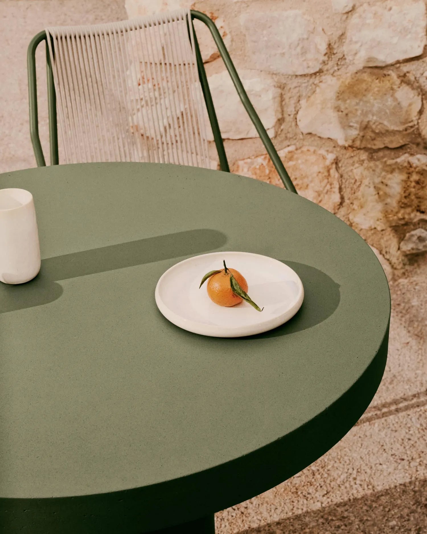 Runder Zementtisch Aiguablava in Grün, Ø 90 cm, von Kave Home. Stilvolles Design, ideal für moderne Innen- und Außenbereiche.