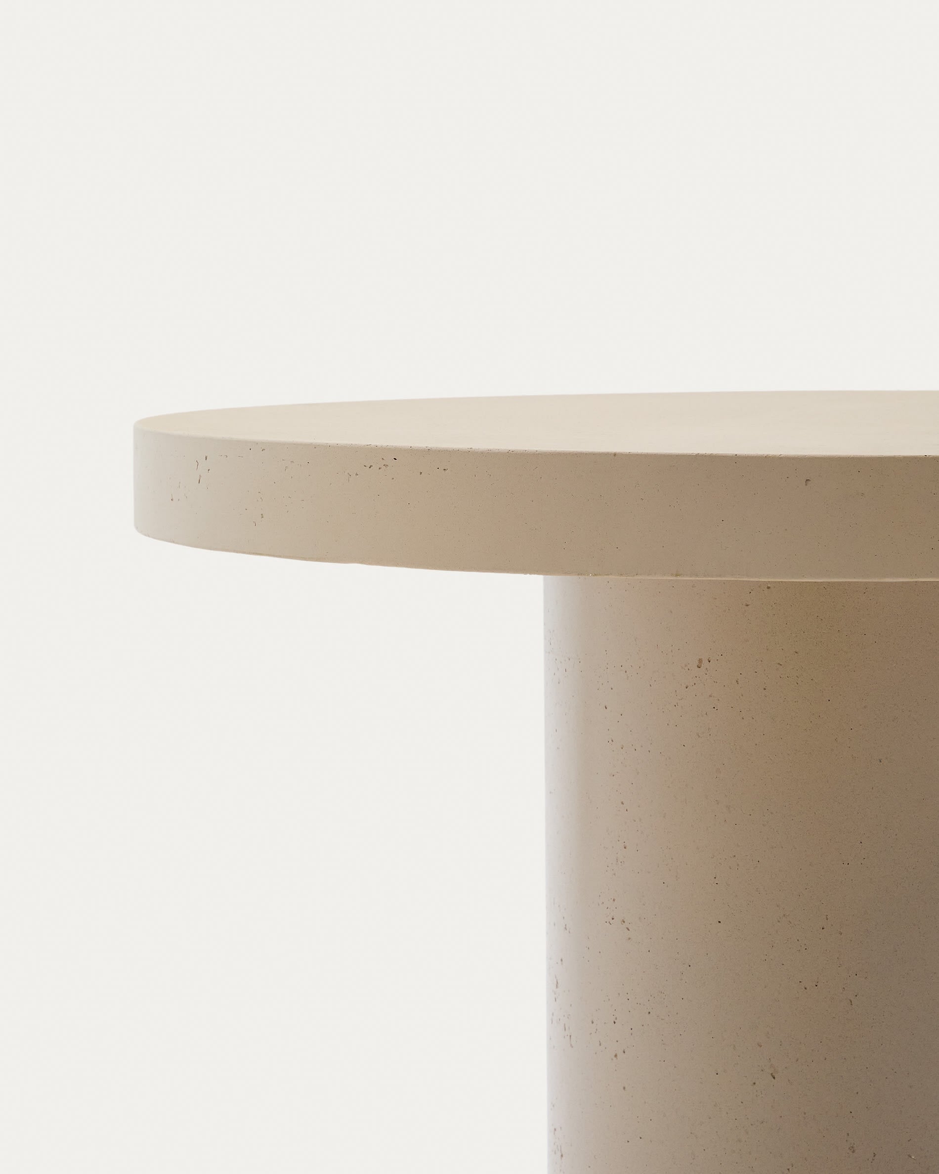 Runder Tisch Aiguablava aus beigem Zement, Ø 90 cm, von Kave Home. Modernes Design, robust und stilvoll für Innen- und Außenbereiche.