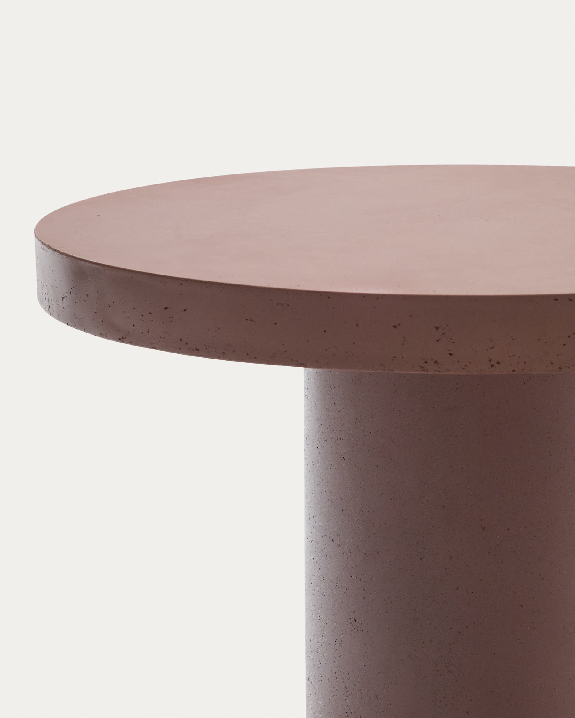 Runder Zementtisch in Terrakotta-Optik, Ø 90 cm, von Kave Home. Stilvoll und robust, ideal für moderne Wohnräume.