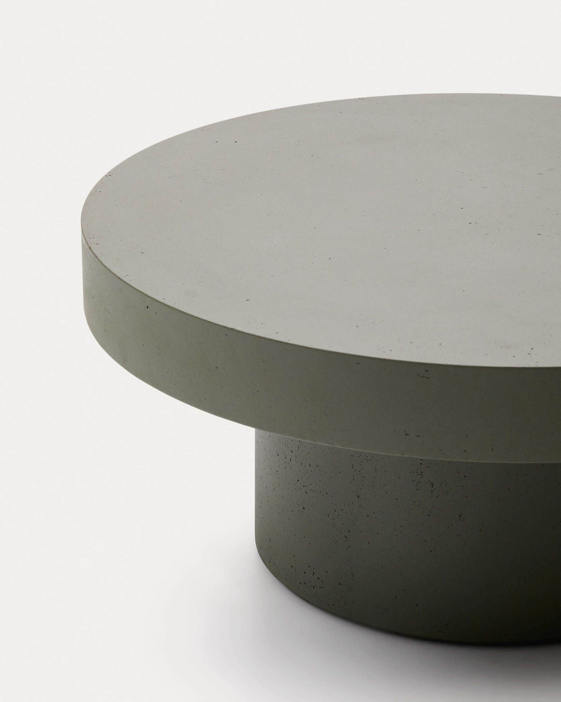 Eleganter Couchtisch Aiguablava aus grünem Zement, Ø 90 cm, von Kave Home – modernes Highlight für Ihr Zuhause.