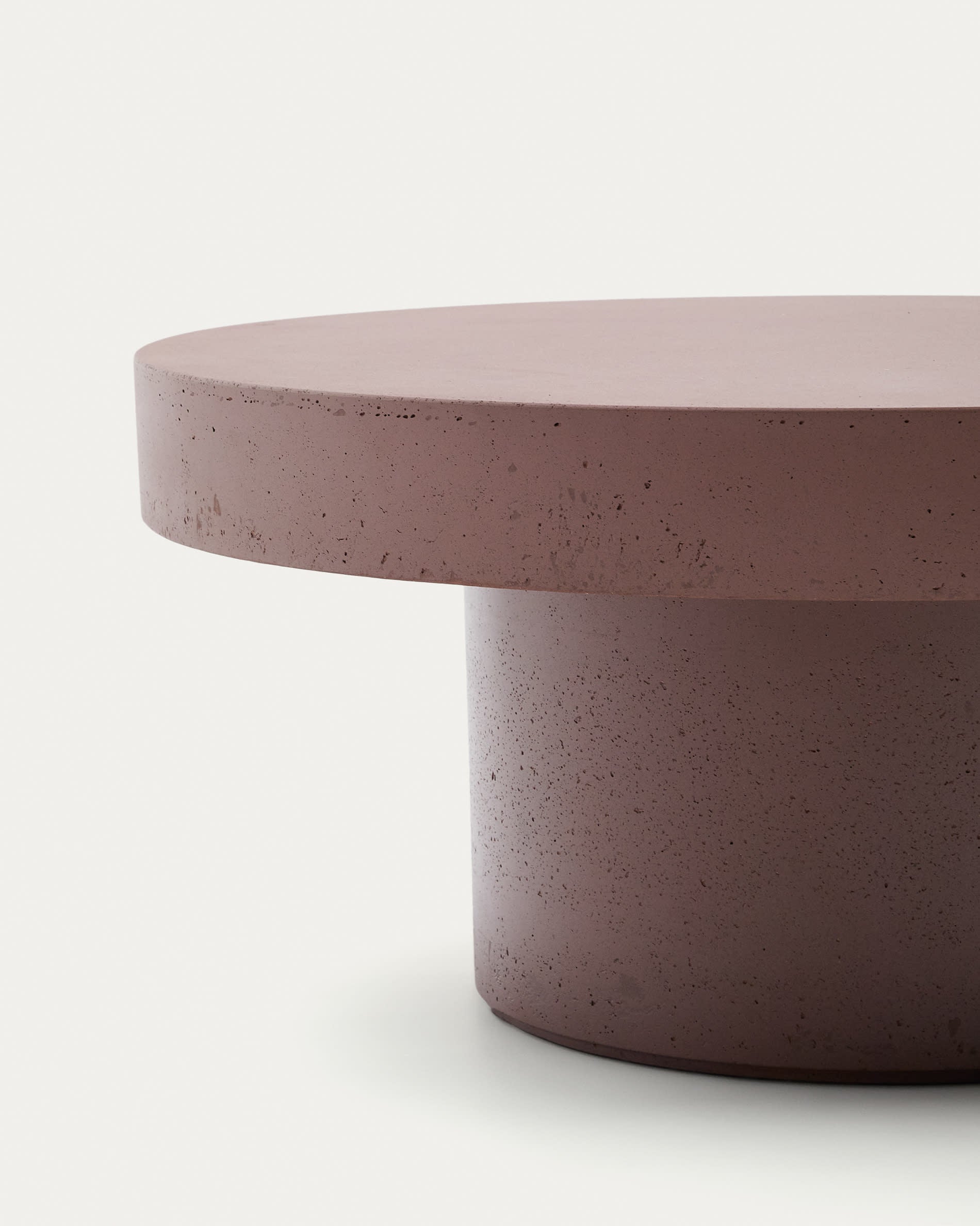 Moderner Couchtisch Aiguablava in Terrakotta, Ø 90 cm. Wetterfest, stabil und minimalistisch – perfekt für Ihre Terrasse oder Gartenlounge.