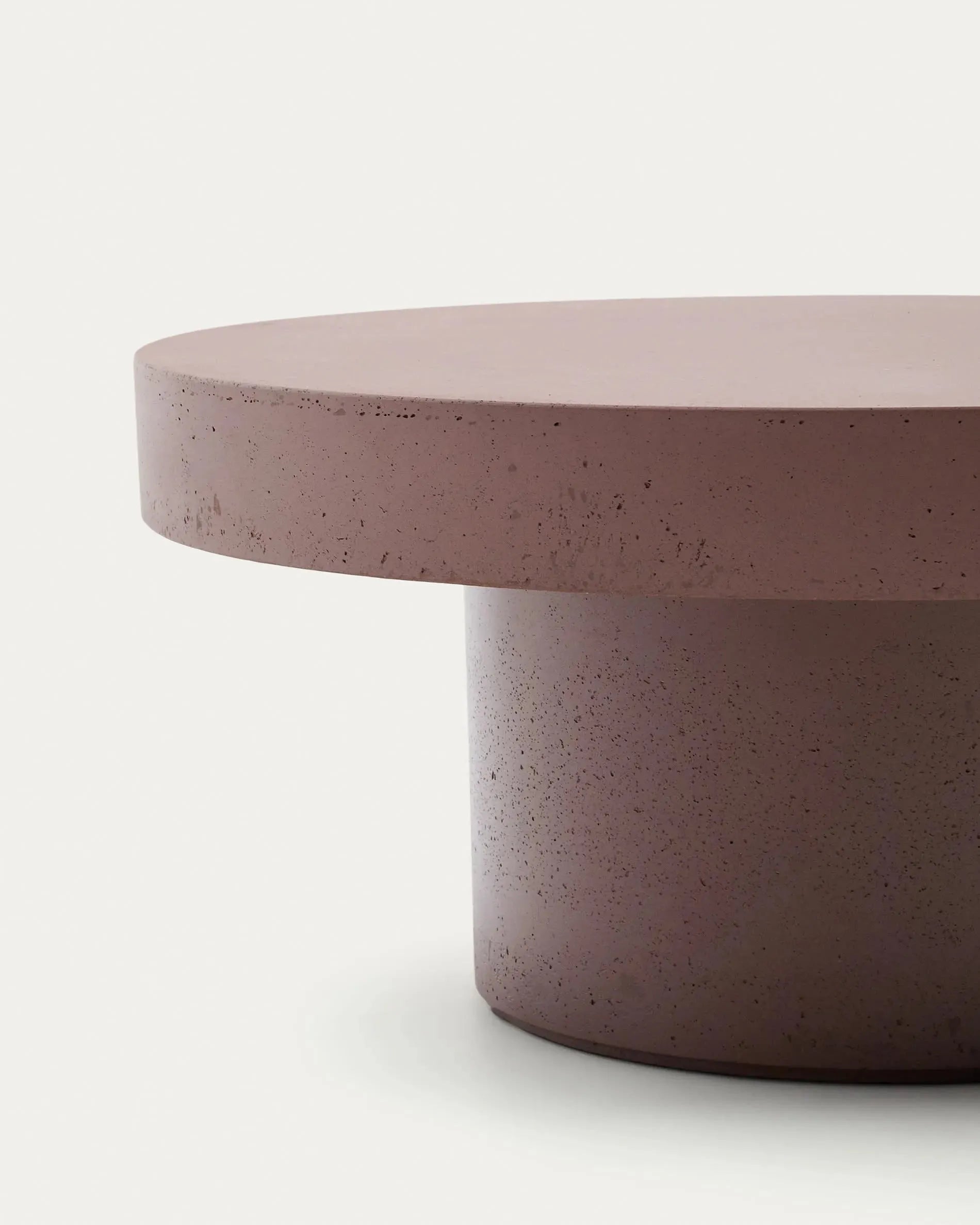 Eleganter Couchtisch aus Zement in Terrakotta-Finish, Ø 90 cm, von Kave Home. Perfekt für modernes Wohndesign.