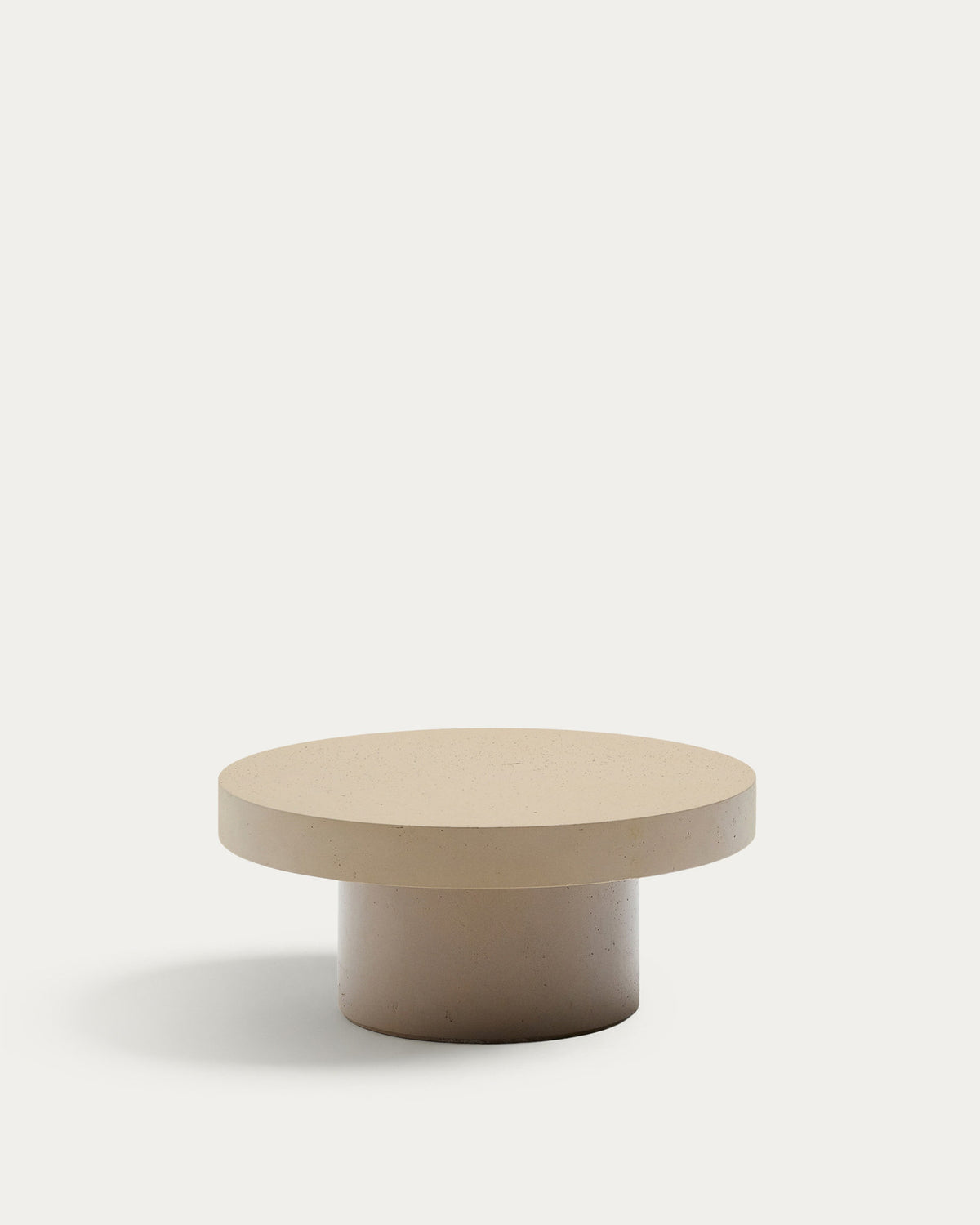 Couchtisch Aiguablava aus Zement in Beige Ø 66 cm in Beige präsentiert im Onlineshop von KAQTU Design AG. Loungetisch ist von Kave Home