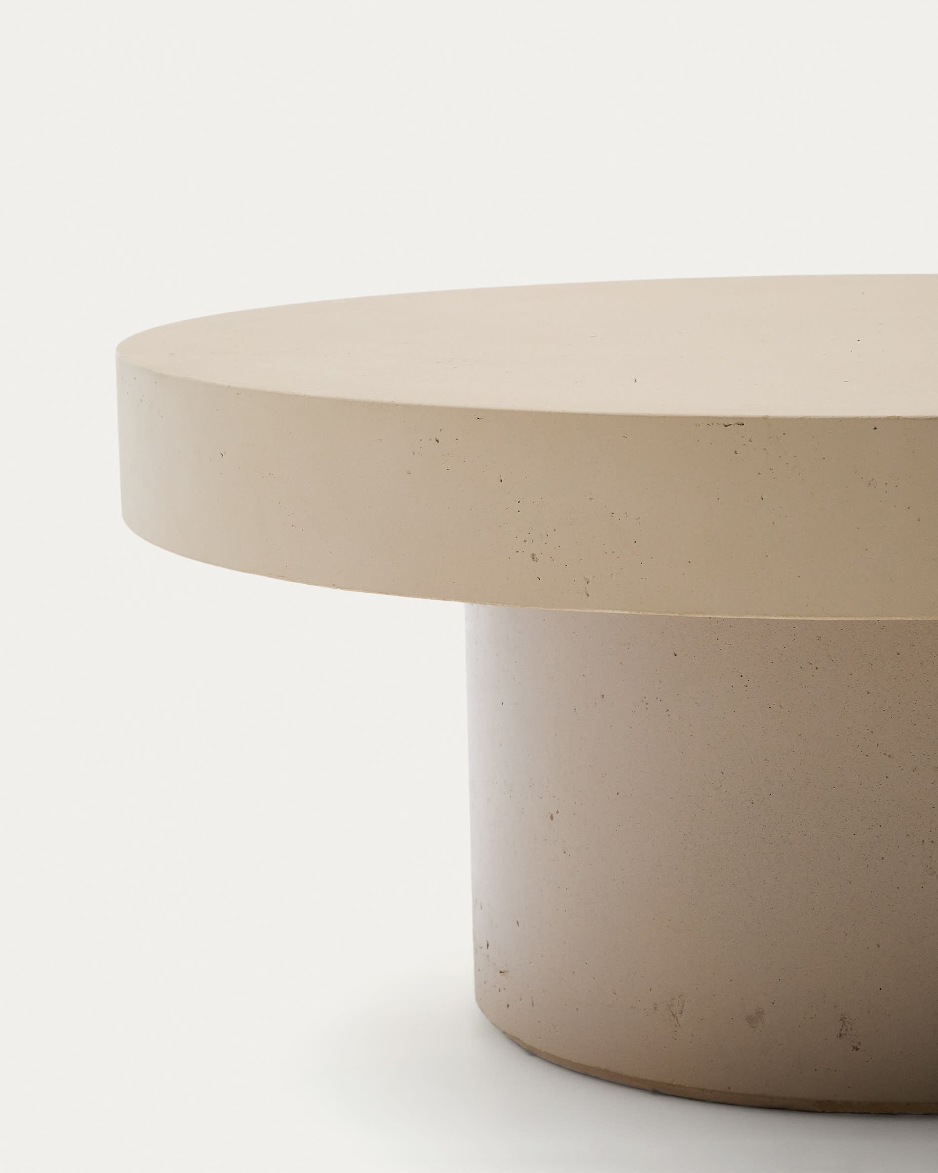 Eleganter Couchtisch aus beigem Zement, Ø 66 cm, von Kave Home. Perfekt für moderne Wohnräume mit stilvollem Ambiente.