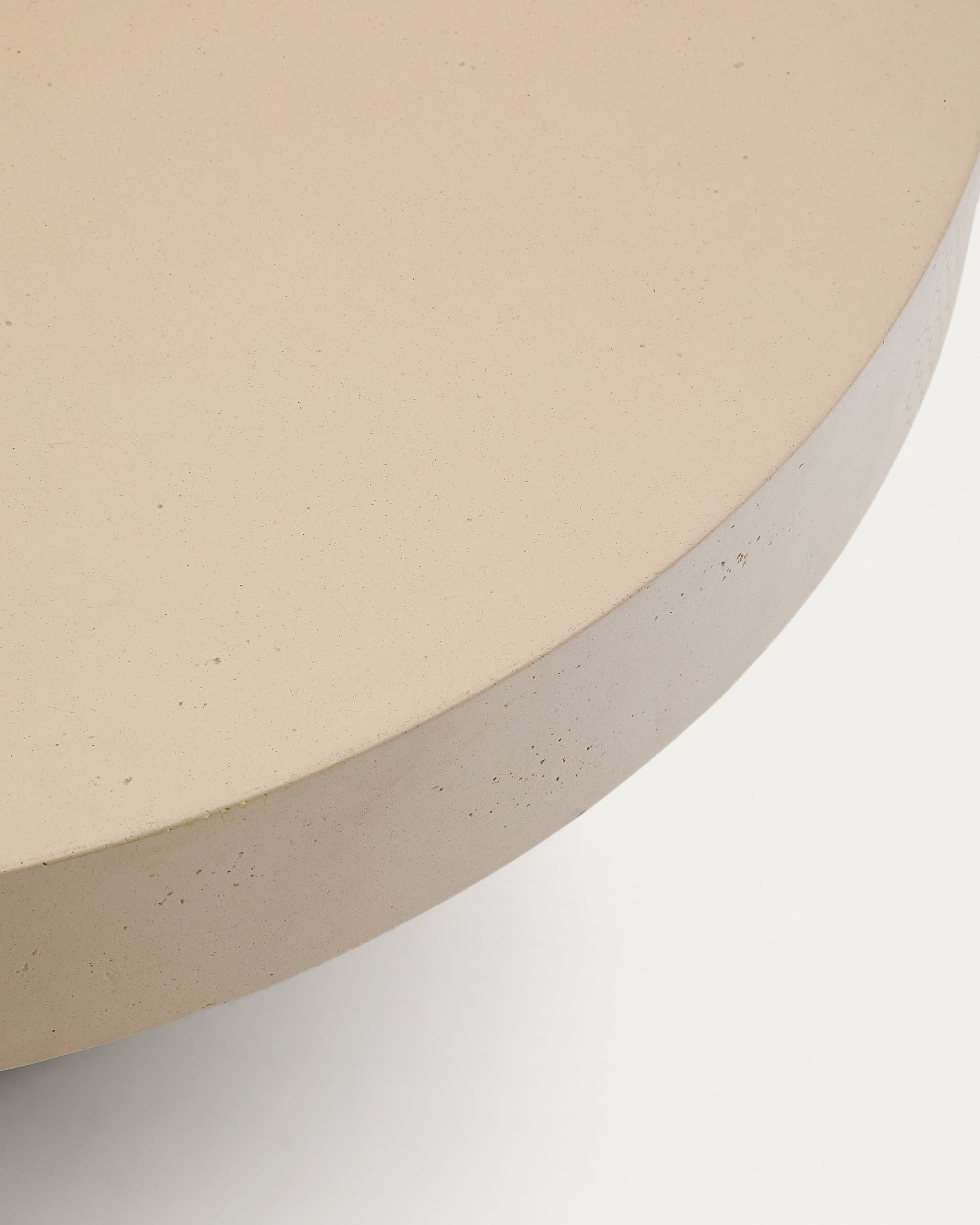 Eleganter Couchtisch Aiguablava aus robustem GFB in Beige, ideal für drinnen und draußen. Stilvolles Design trifft auf Funktionalität.