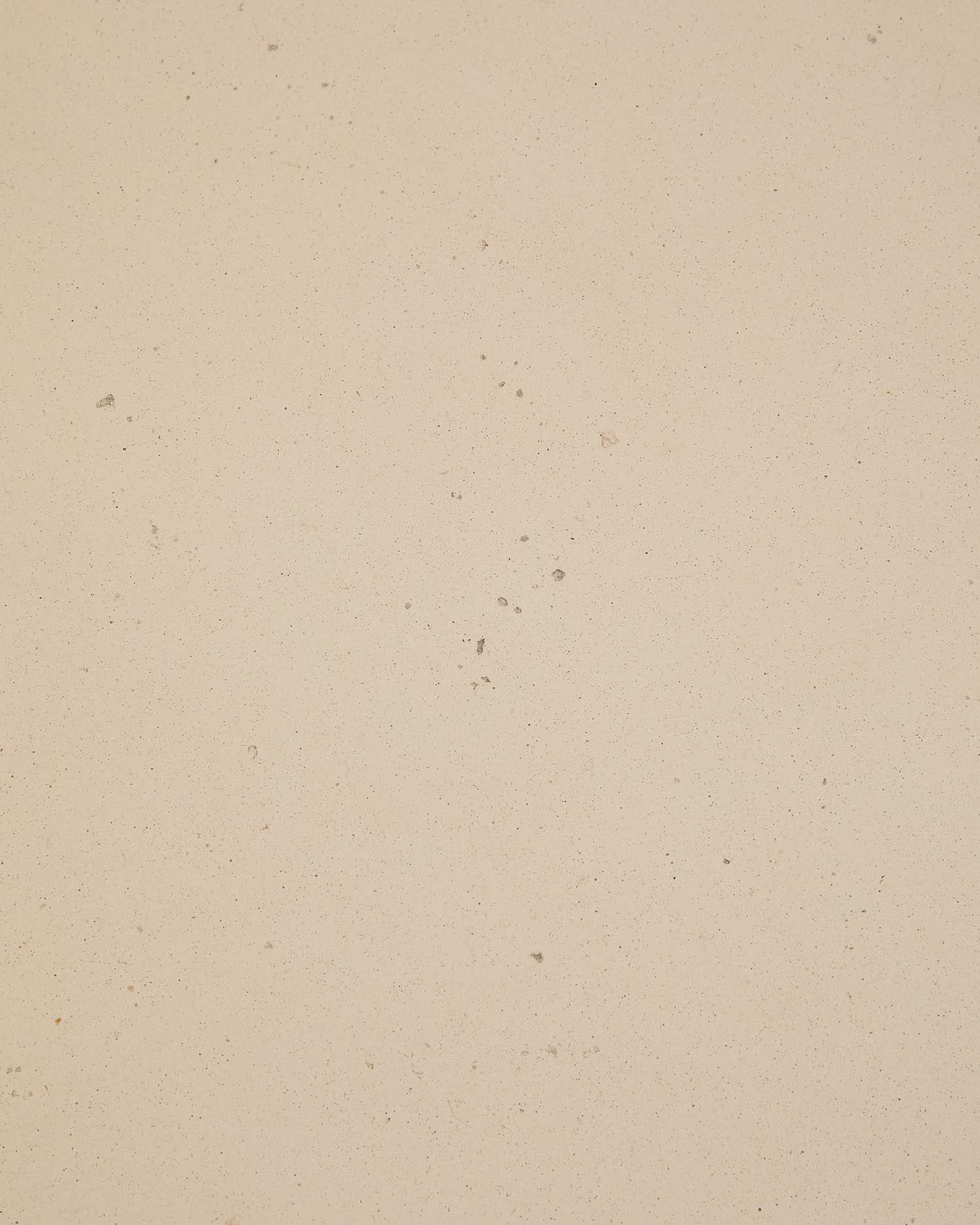 Eleganter Couchtisch aus GFB, wetterfest, ideal für drinnen und draußen, minimalistisches Design in Beige.
