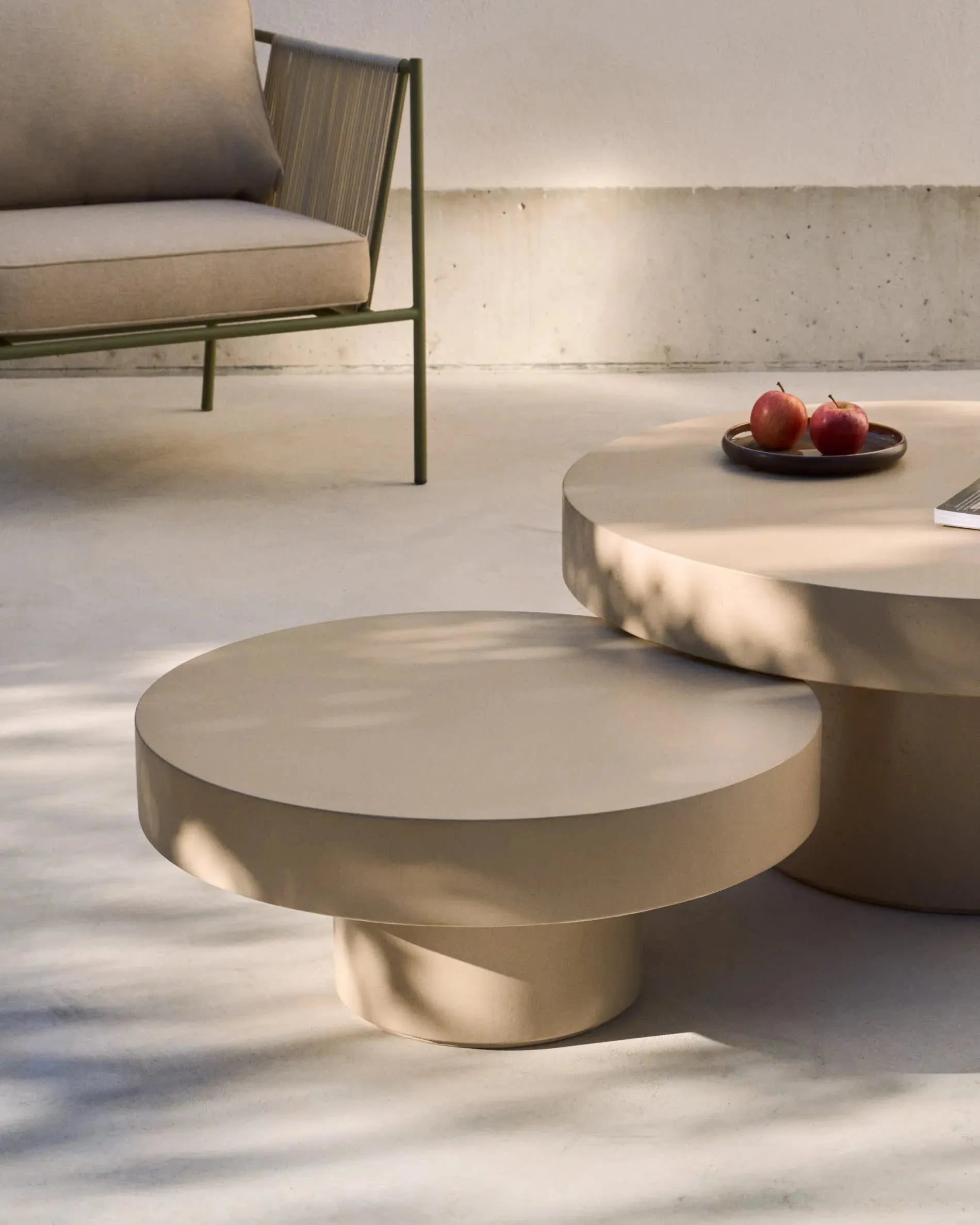Moderner Couchtisch aus beigem Zement, Ø 66 cm, von Kave Home. Stilvolles Design für zeitgemäße Wohnräume.