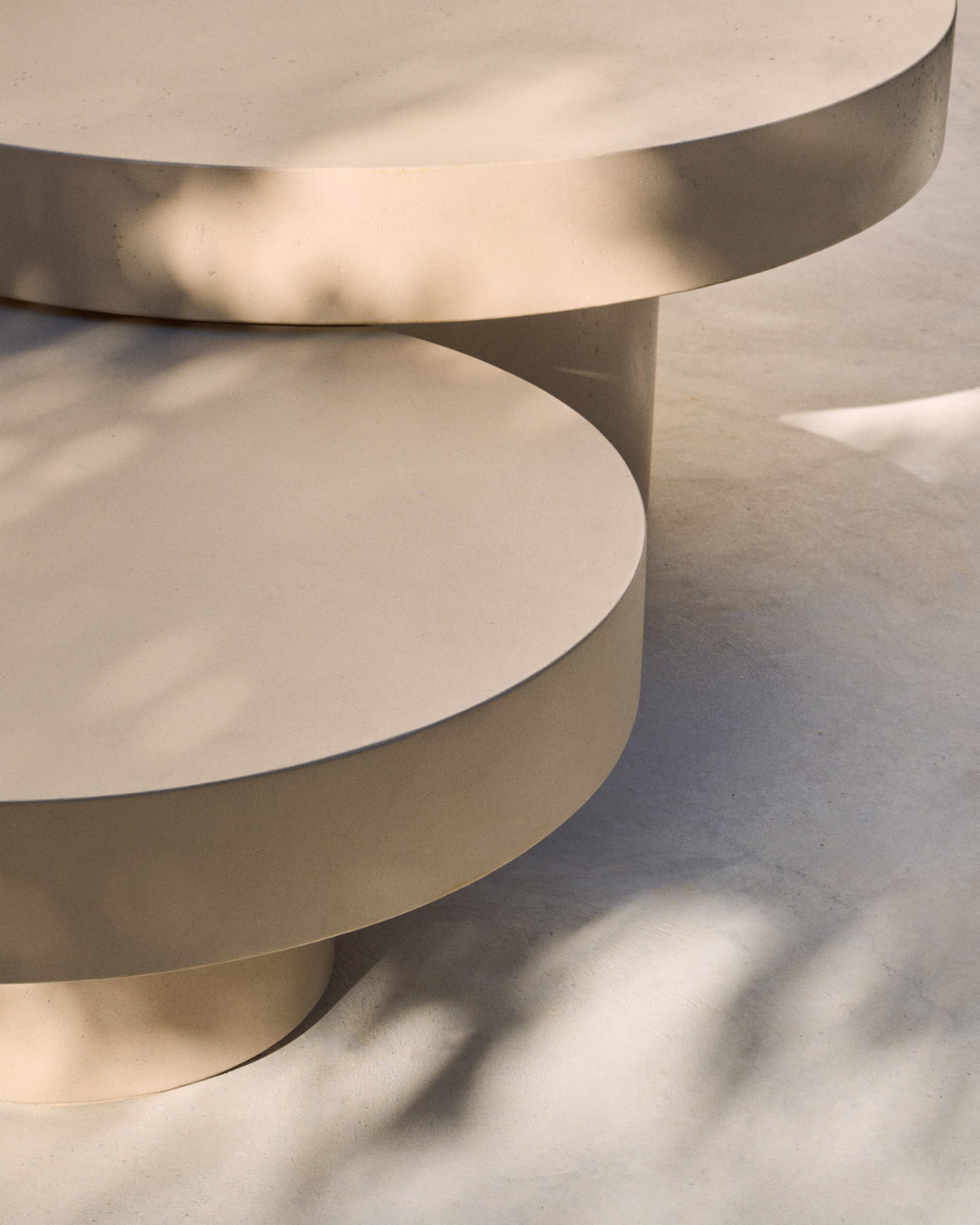 Couchtisch Aiguablava aus Zement in Beige Ø 66 cm in Beige präsentiert im Onlineshop von KAQTU Design AG. Loungetisch ist von Kave Home