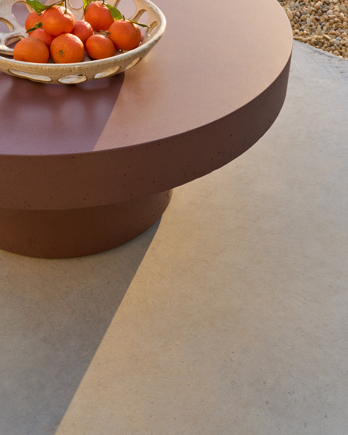 Couchtisch Aiguablava aus Zement in Terrakotta Ø 66 cm in  präsentiert im Onlineshop von KAQTU Design AG. Loungetisch ist von Kave Home