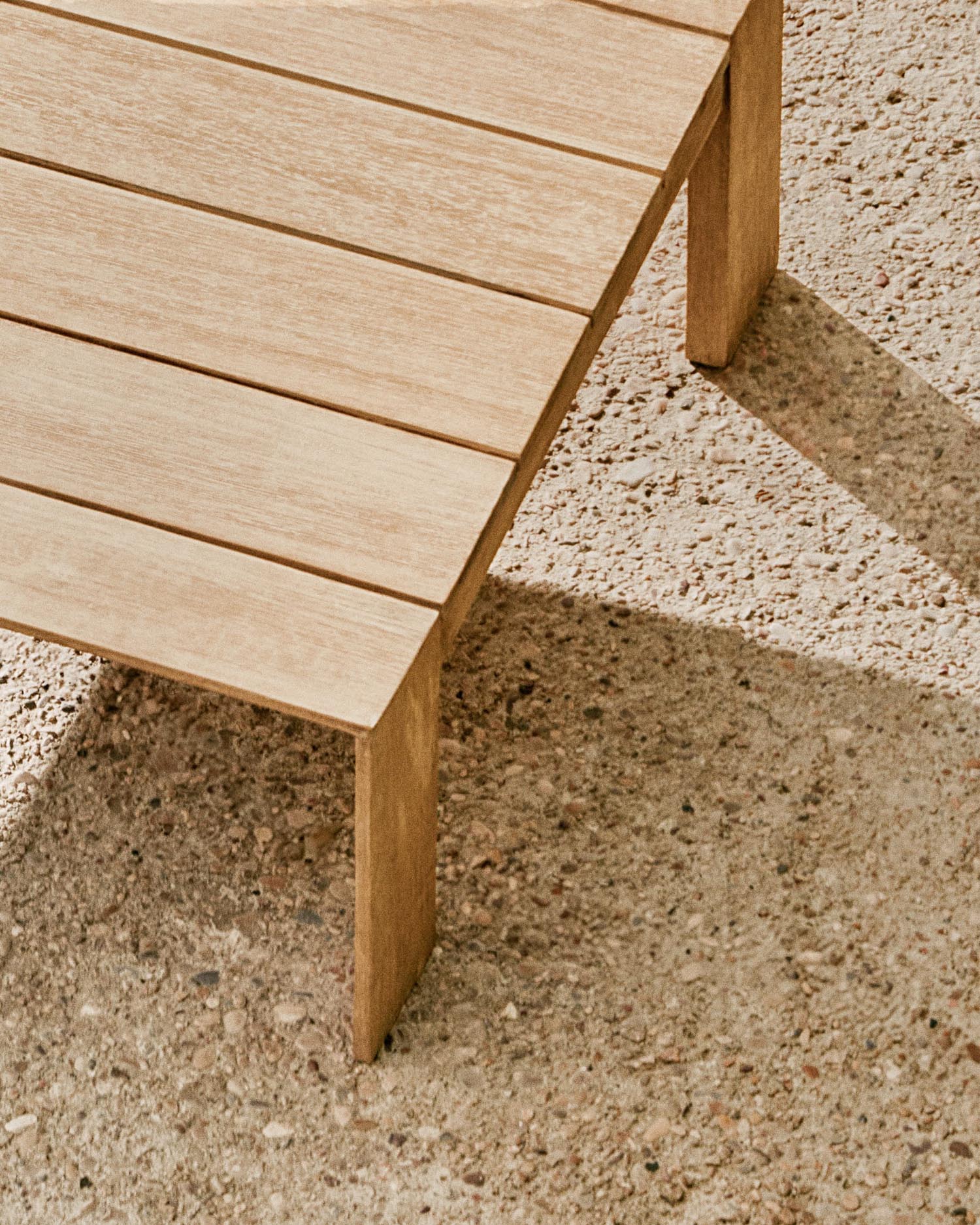Stilvoller Couchtisch Ambra aus massivem Akazienholz, witterungsbeständig und nachhaltig, perfekt für jedes Zuhause oder den Garten.