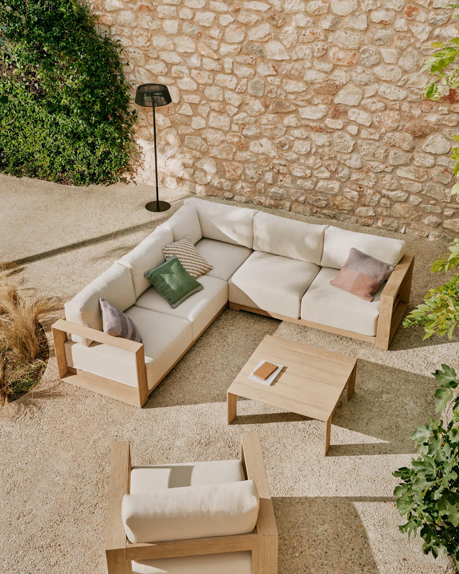 Moderner Couchtisch aus massivem Akazienholz, 82,5 x 82,5 cm, FSC-zertifiziert, mit klarem Finish, von Kave Home.