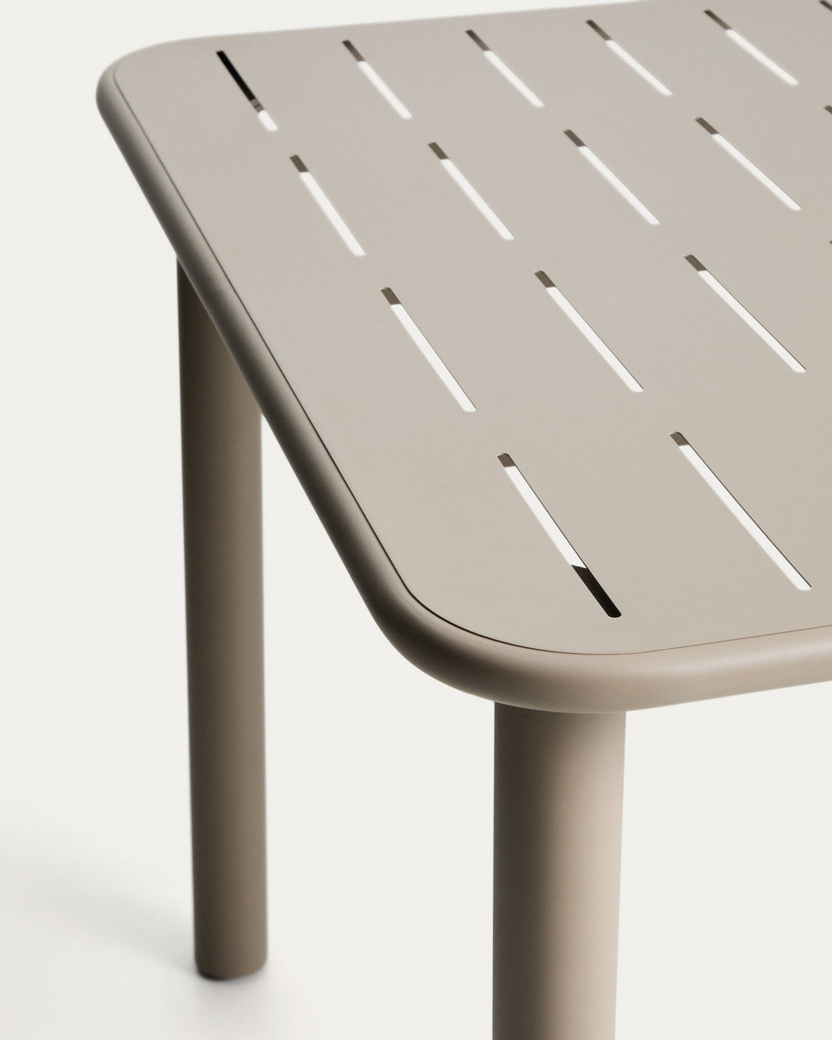 Outdoor-Tisch Brai aus taupefarben verzinktem Stahl, 180 x 90 cm in Taupe, Beige, Ecru präsentiert im Onlineshop von KAQTU Design AG. Gartentisch ist von Kave Home