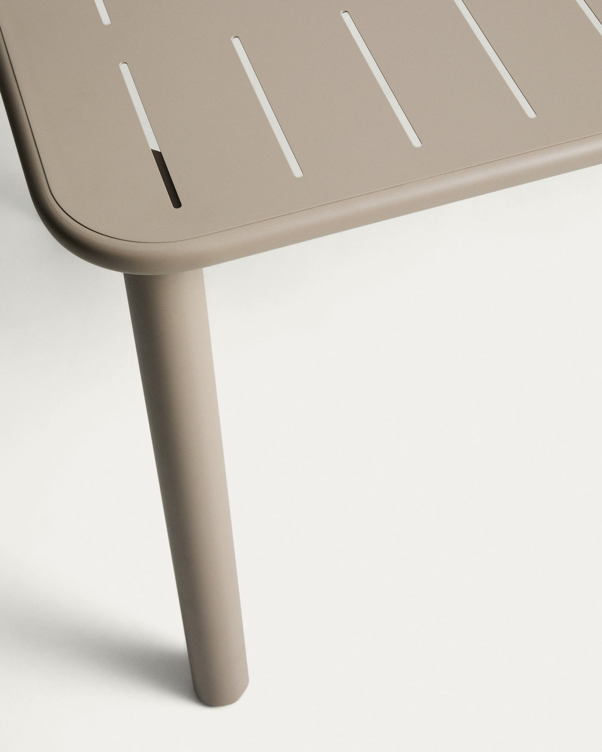 Outdoor-Tisch Brai aus taupefarben verzinktem Stahl, 180 x 90 cm in Taupe, Beige, Ecru präsentiert im Onlineshop von KAQTU Design AG. Gartentisch ist von Kave Home