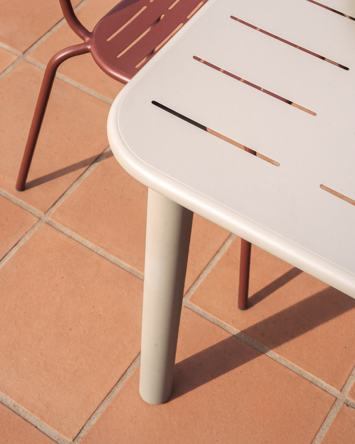 Outdoor-Tisch Brai aus taupefarben verzinktem Stahl, 180 x 90 cm in Taupe, Beige, Ecru präsentiert im Onlineshop von KAQTU Design AG. Gartentisch ist von Kave Home