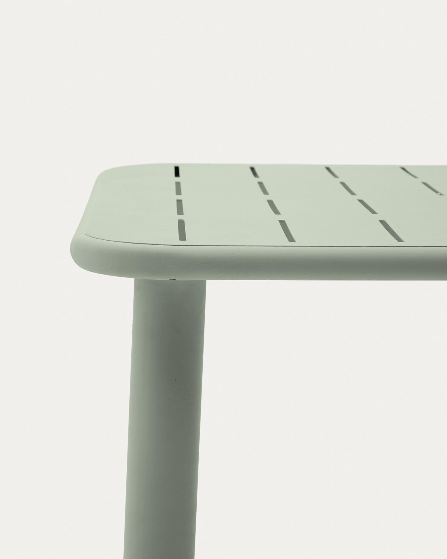 Erleben Sie den eleganten Outdoor-Tisch Brai aus robustem türkis verzinktem Stahl. Perfekt für jeden Außenbereich, vereint er Stil und Funktionalität.