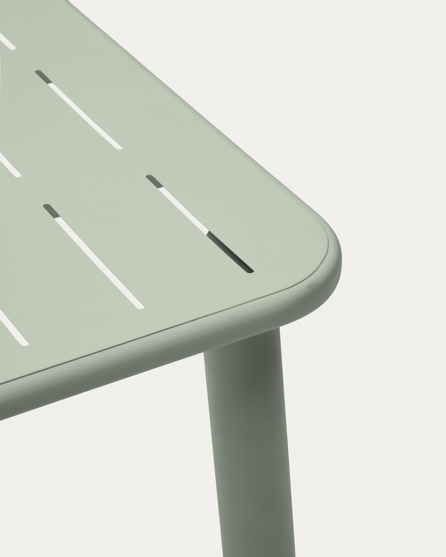 Entdecken Sie den stilvollen Outdoor-Tisch Brai aus türkis verzinktem Stahl. Ideal für Garten und Terrasse, vereint er modernes Design mit Langlebigkeit.