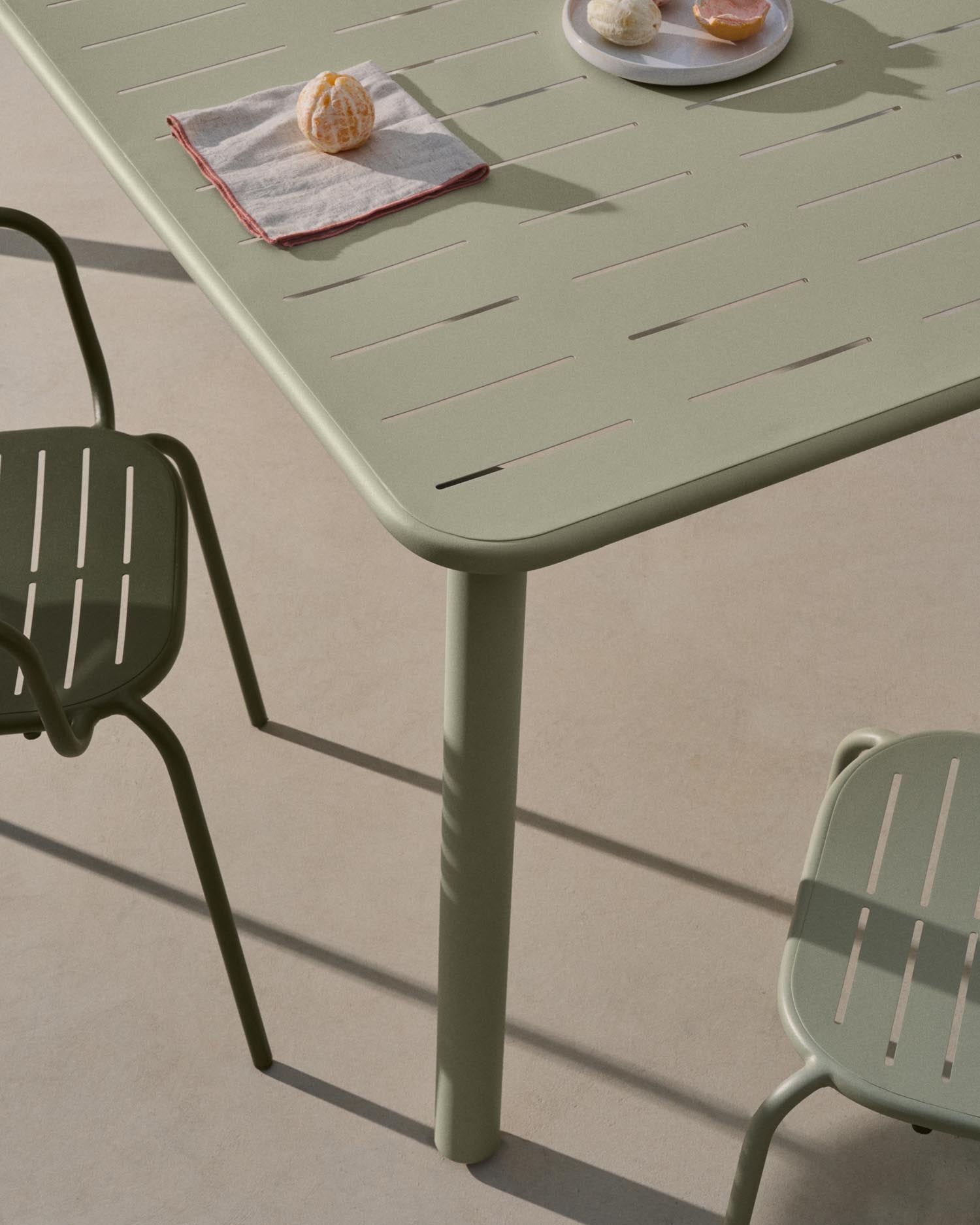 Entdecken Sie den stilvollen Outdoor-Tisch Brai aus türkis verzinktem Stahl. Ideal für Garten und Terrasse, vereint er modernes Design mit Langlebigkeit.