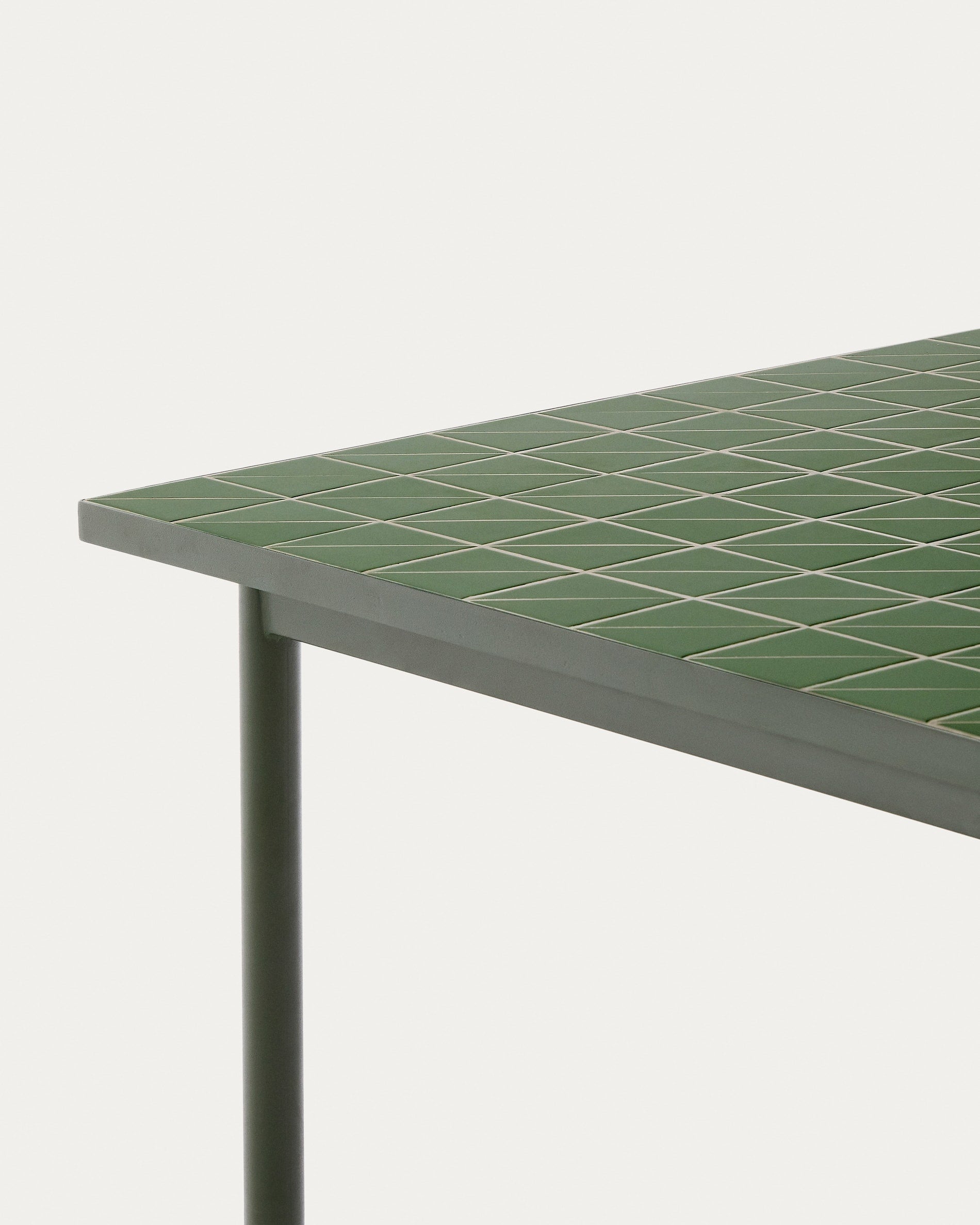 Stilvoller Outdoor-Tisch Maurina aus grünem Stahl mit Kacheln, 182x91 cm, ideal für Garten oder Terrasse.
