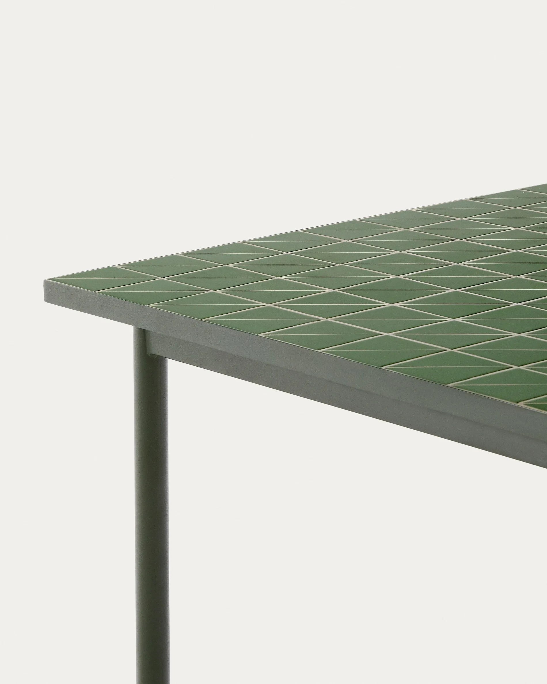 Eleganter Outdoor-Tisch Maurina, grün verzinkter Stahl, grüne Kacheln, 182x91 cm, perfekt für Garten oder Terrasse.