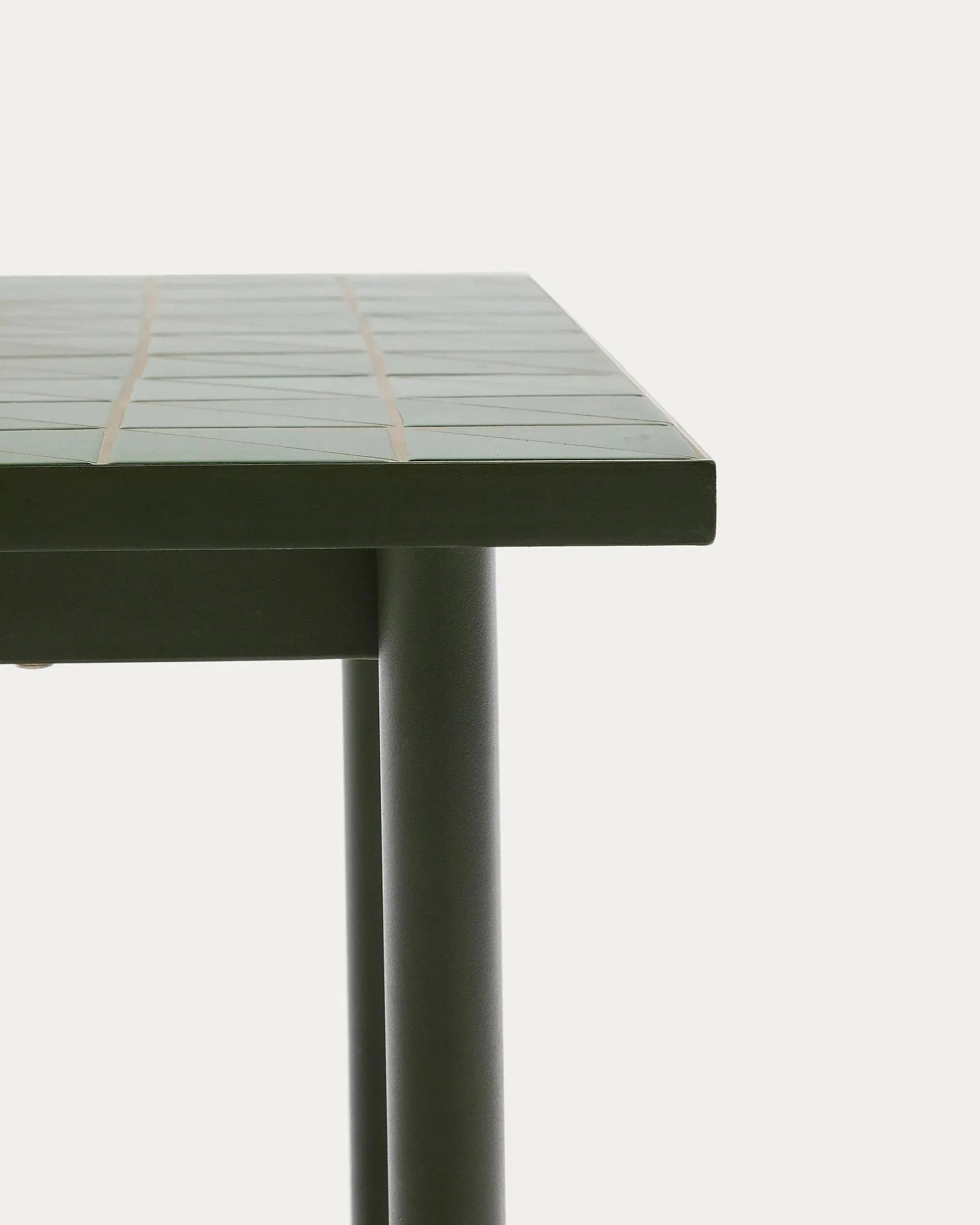 Outdoor-Tisch Maurina: Stilvoller Tisch aus grünem Stahl und Kacheln, 182x91 cm, ideal für Garten oder Terrasse.