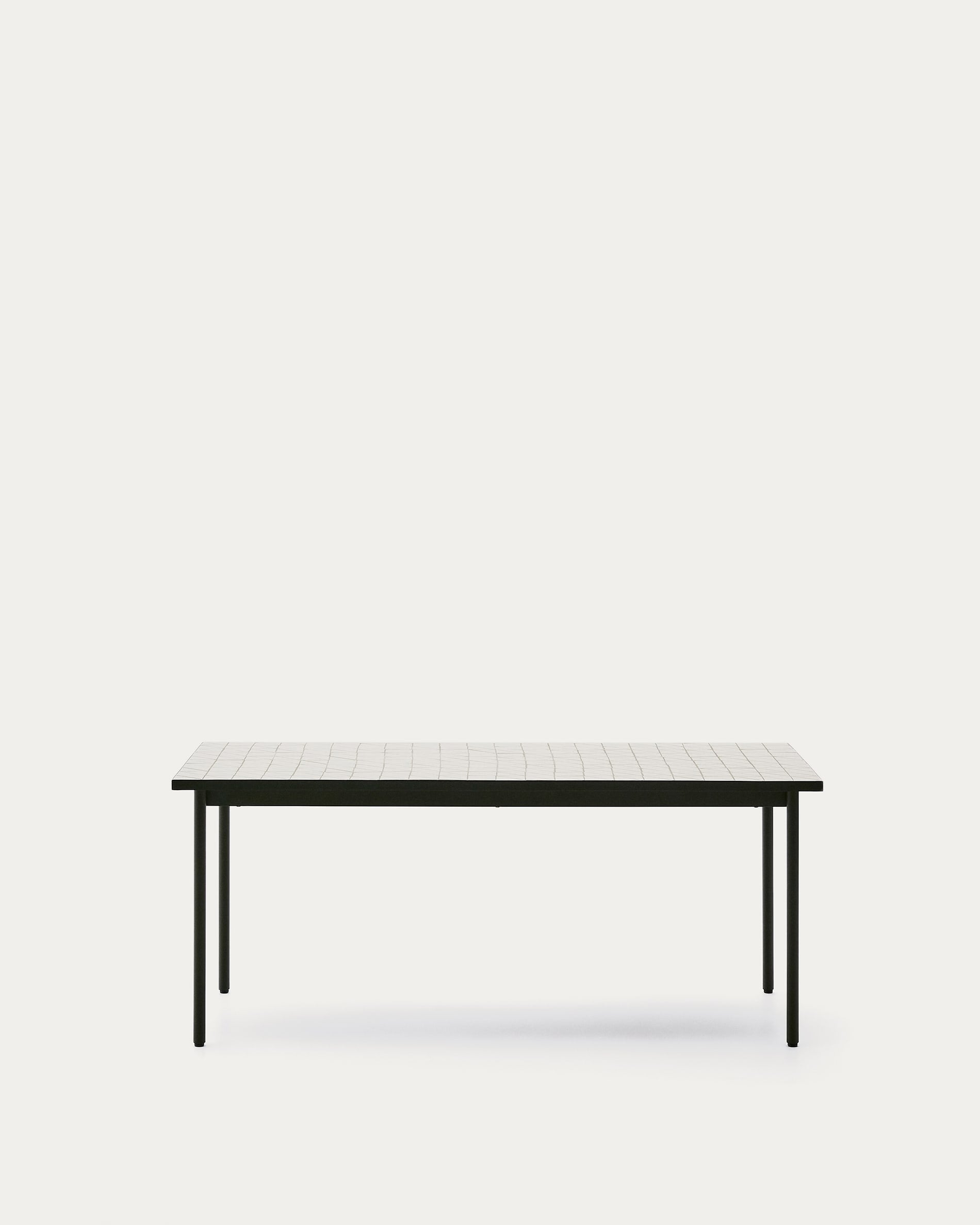 Outdoor-Tisch Maurina: Stilvoller Tisch aus grün verzinktem Stahl mit Écru-Kacheln, 182x91 cm, ideal für Garten oder Terrasse.