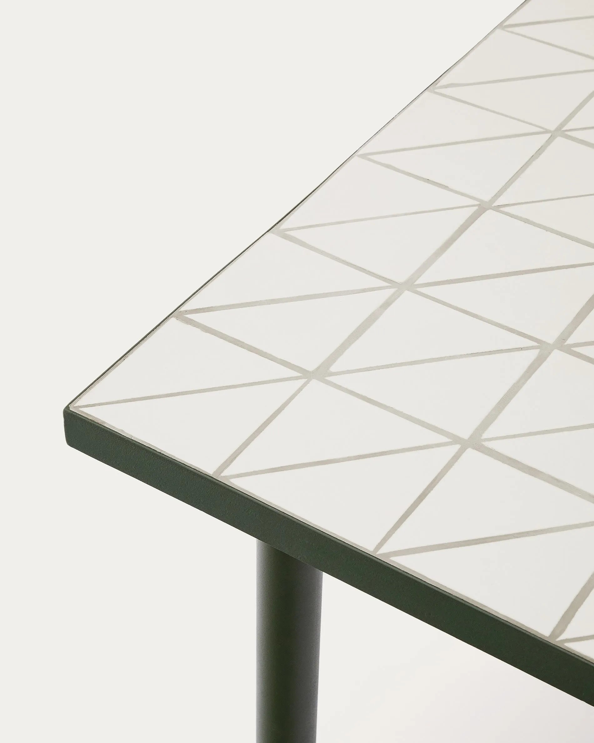 Stilvoller Outdoor-Tisch Maurina aus grünem Stahl mit Écru-Kacheln, 182x91 cm, ideal für Garten oder Terrasse.