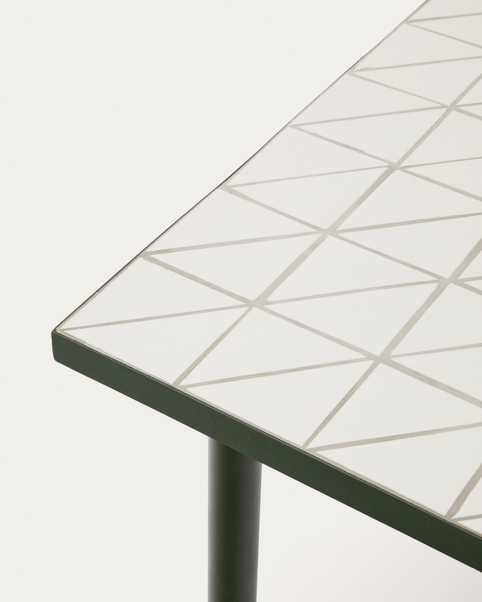 Stilvoller Outdoor-Tisch Maurina aus grünem Stahl mit Écru-Kacheln, 182x91 cm, ideal für Garten oder Terrasse.