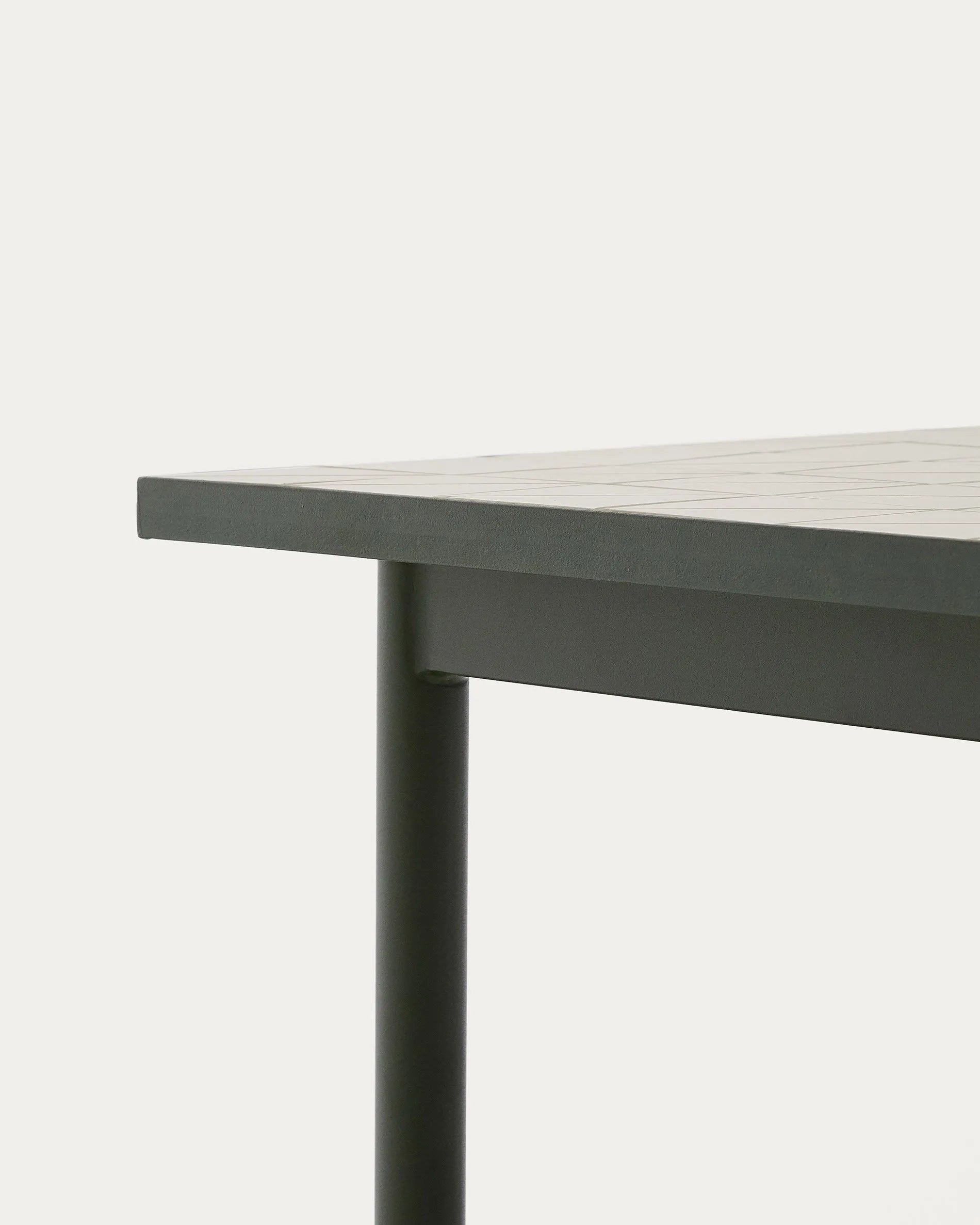 Eleganter Outdoor-Tisch Maurina aus grünem Stahl mit Écru-Kacheln, 182x91 cm, perfekt für Garten oder Terrasse.