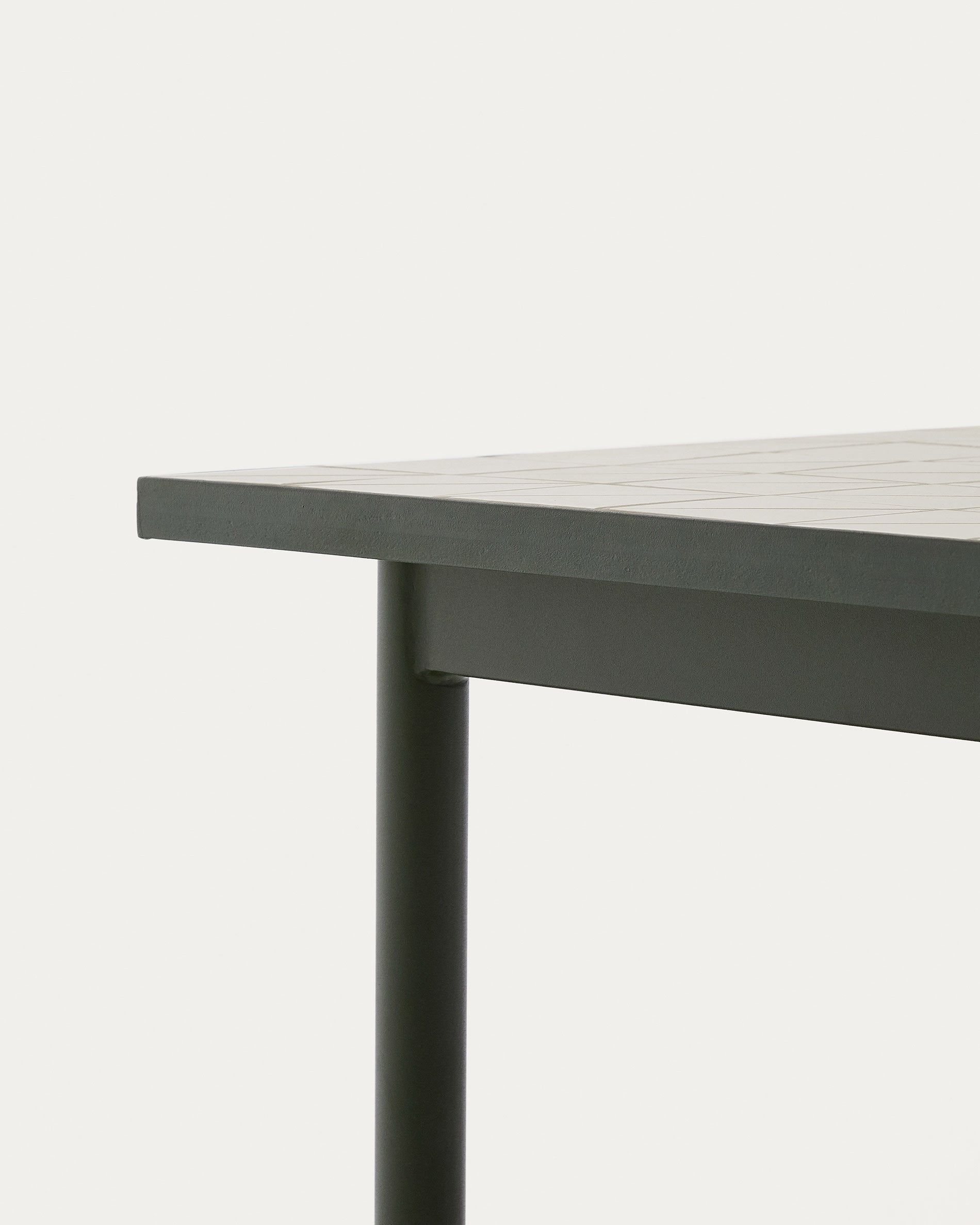 Eleganter Outdoor-Tisch Maurina aus grünem Stahl mit Écru-Kacheln, 182x91 cm, perfekt für Garten oder Terrasse.
