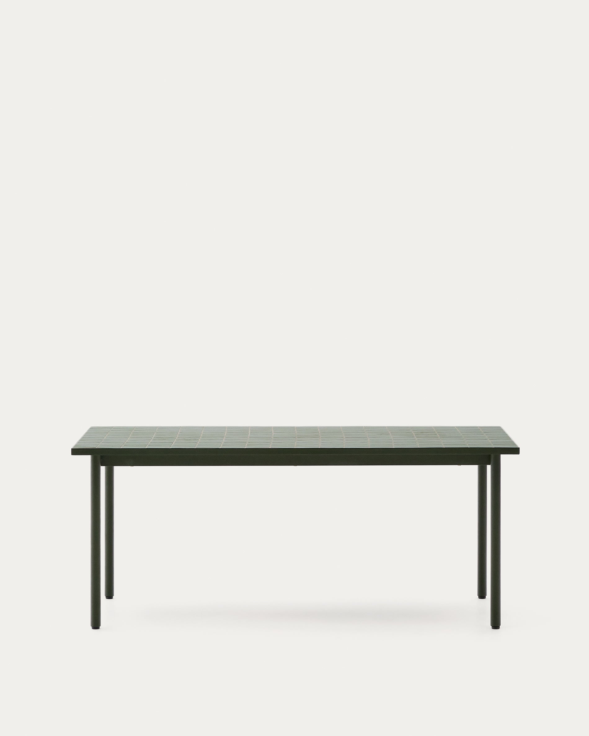 Eleganter Outdoor-Tisch aus grünem Stahl und Kacheln, robust und stilvoll, ideal für gesellige Runden im Freien.