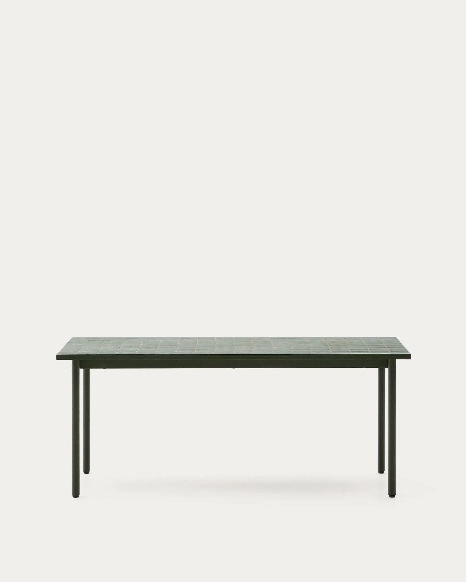 Outdoor-Tisch Maurina: Stilvoller Tisch aus grünem Stahl und Kacheln, 223x101 cm, ideal für Garten oder Terrasse.