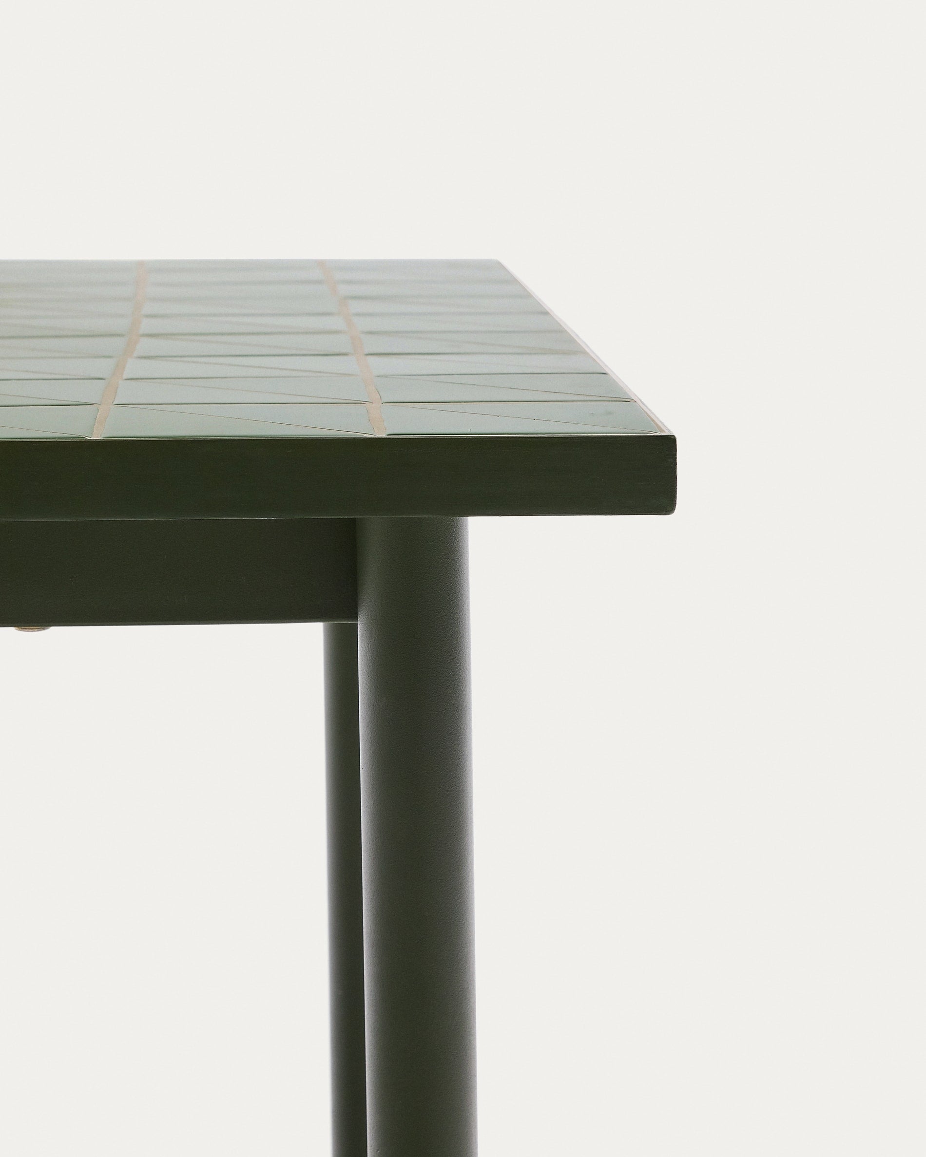 Eleganter Outdoor-Tisch Maurina aus grünem Stahl und Kacheln, 223x101 cm, perfekt für Terrasse oder Garten.