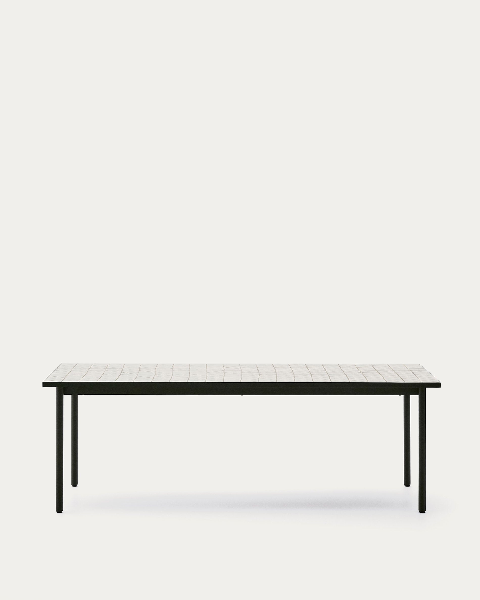 Eleganter Outdoor-Tisch Maurina aus grünem Stahl mit écru Kacheln, 223x101 cm, perfekt für moderne Außenbereiche.